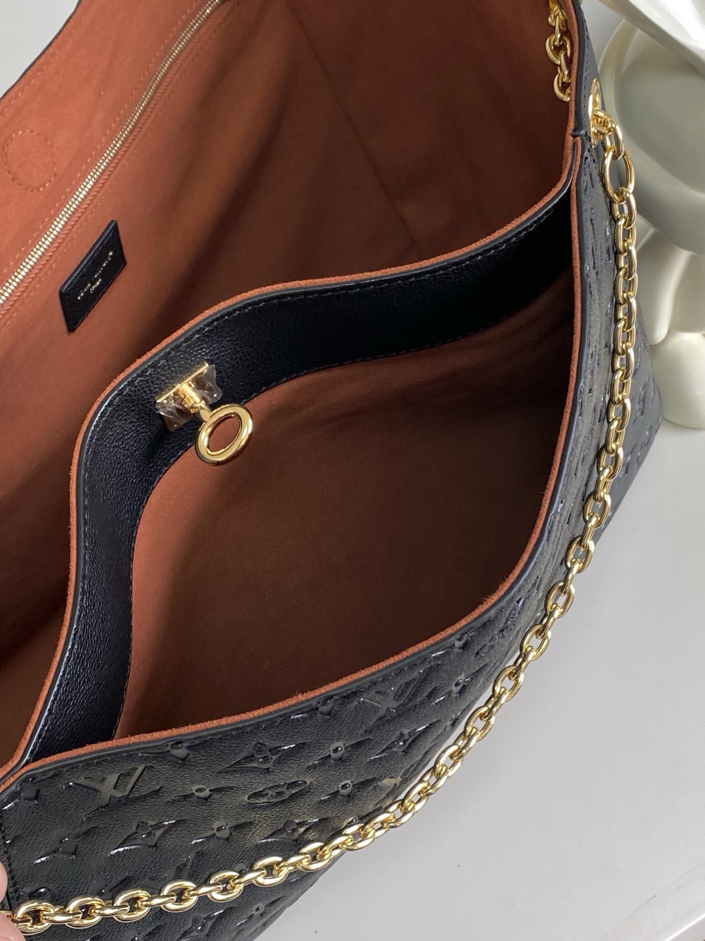 p640。  顶级原单👛163C01变码芯片，型号：M14324黑，Anytime 中号包的设计灵感源自 1988 年的经典 Promenade 包款，是工作和周末的完美之选。它采用品牌标志性的 Monogram Empreinte 皮革制成，饰有金色金属配件，并提供多种携带方式。不妨将标志性的 LV 挂锁固定在滑链上，打造别致的造型。
16.5 x 10.6 x 5.5 英寸 （长 x 高 x 宽）