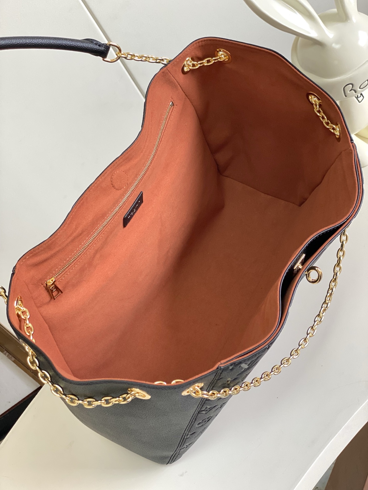 p640。  顶级原单👛163C01变码芯片，型号：M14324黑，Anytime 中号包的设计灵感源自 1988 年的经典 Promenade 包款，是工作和周末的完美之选。它采用品牌标志性的 Monogram Empreinte 皮革制成，饰有金色金属配件，并提供多种携带方式。不妨将标志性的 LV 挂锁固定在滑链上，打造别致的造型。
16.5 x 10.6 x 5.5 英寸 （长 x 高 x 宽）