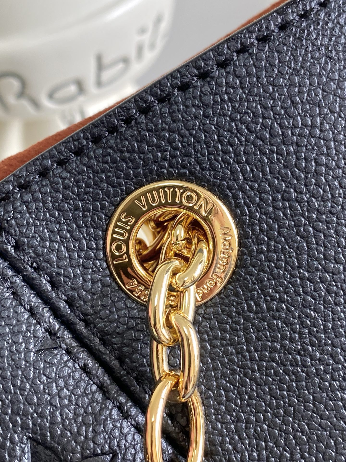 p640。  顶级原单👛163C01变码芯片，型号：M14324黑，Anytime 中号包的设计灵感源自 1988 年的经典 Promenade 包款，是工作和周末的完美之选。它采用品牌标志性的 Monogram Empreinte 皮革制成，饰有金色金属配件，并提供多种携带方式。不妨将标志性的 LV 挂锁固定在滑链上，打造别致的造型。
16.5 x 10.6 x 5.5 英寸 （长 x 高 x 宽）