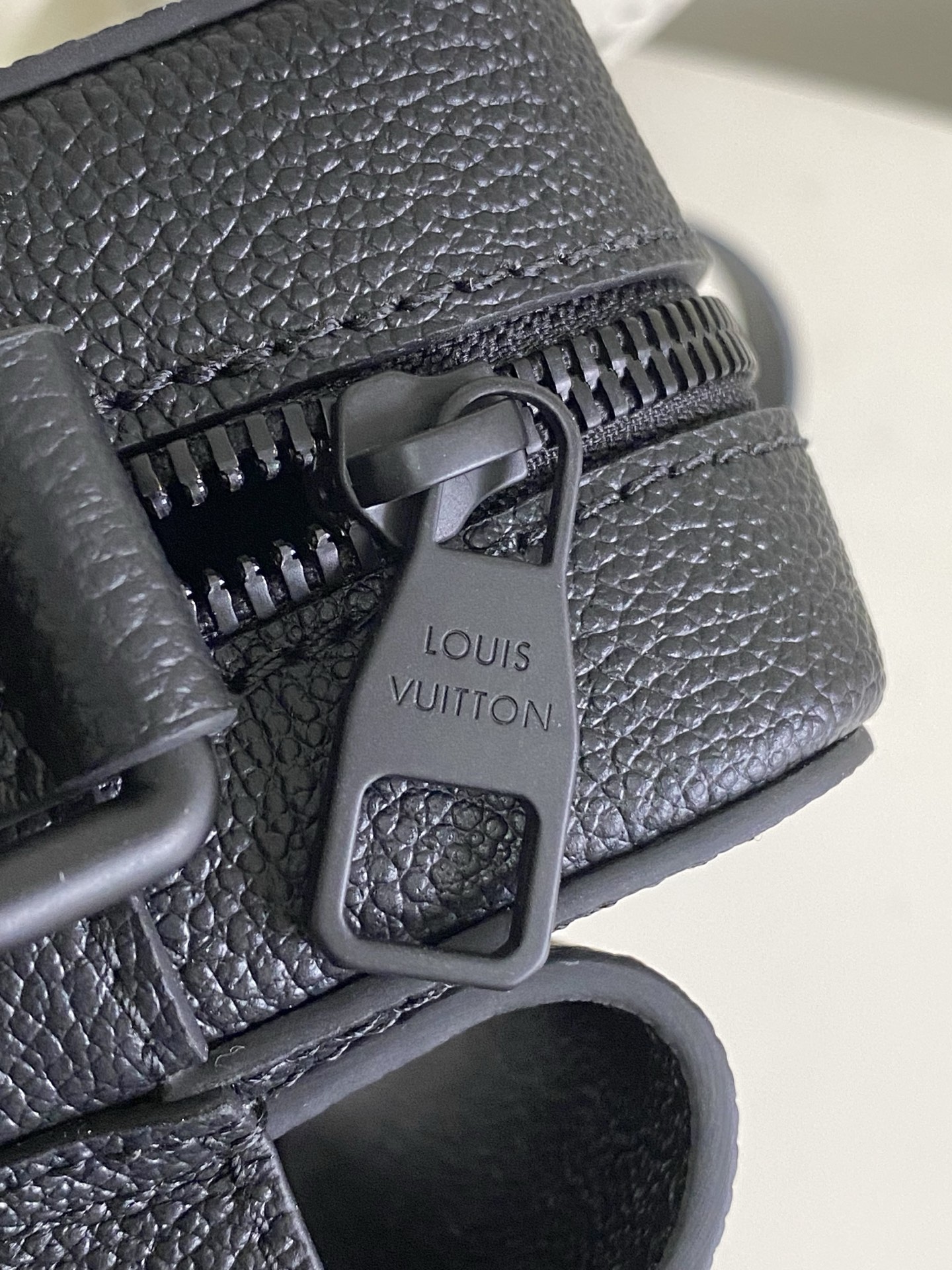 p600。【BOARDING 邮差包】 m15265 黑色/商务

Boarding 邮差包取材轻质耐磨的蜡面牛皮革，为精巧构型搭配内外贴袋，便于妥善存放 8.3 寸平板电脑。可调节皮革肩带升级舒适体验。

尺寸：18 x 9 x 24 厘米 
(高 x 宽 x 长度)