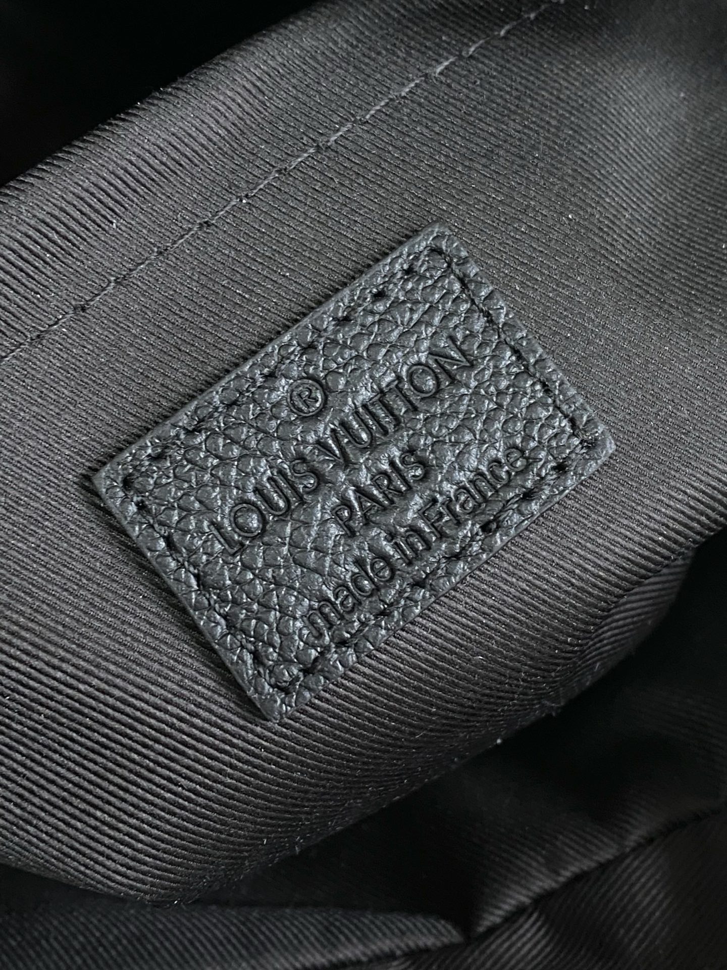 p600。【BOARDING 邮差包】 m15265 黑色/商务

Boarding 邮差包取材轻质耐磨的蜡面牛皮革，为精巧构型搭配内外贴袋，便于妥善存放 8.3 寸平板电脑。可调节皮革肩带升级舒适体验。

尺寸：18 x 9 x 24 厘米 
(高 x 宽 x 长度)