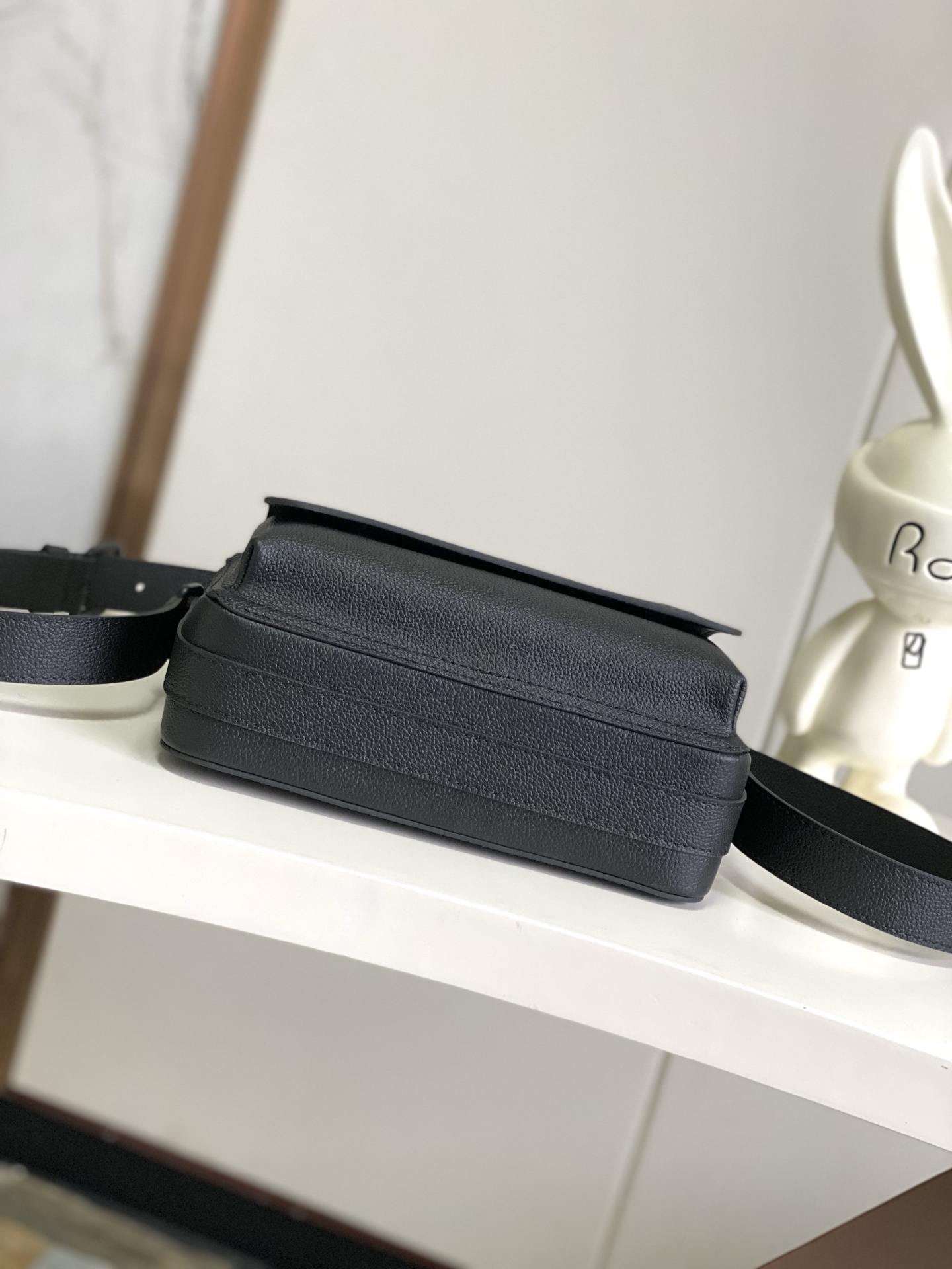 p600。【BOARDING 邮差包】 m15265 黑色/商务

Boarding 邮差包取材轻质耐磨的蜡面牛皮革，为精巧构型搭配内外贴袋，便于妥善存放 8.3 寸平板电脑。可调节皮革肩带升级舒适体验。

尺寸：18 x 9 x 24 厘米 
(高 x 宽 x 长度)