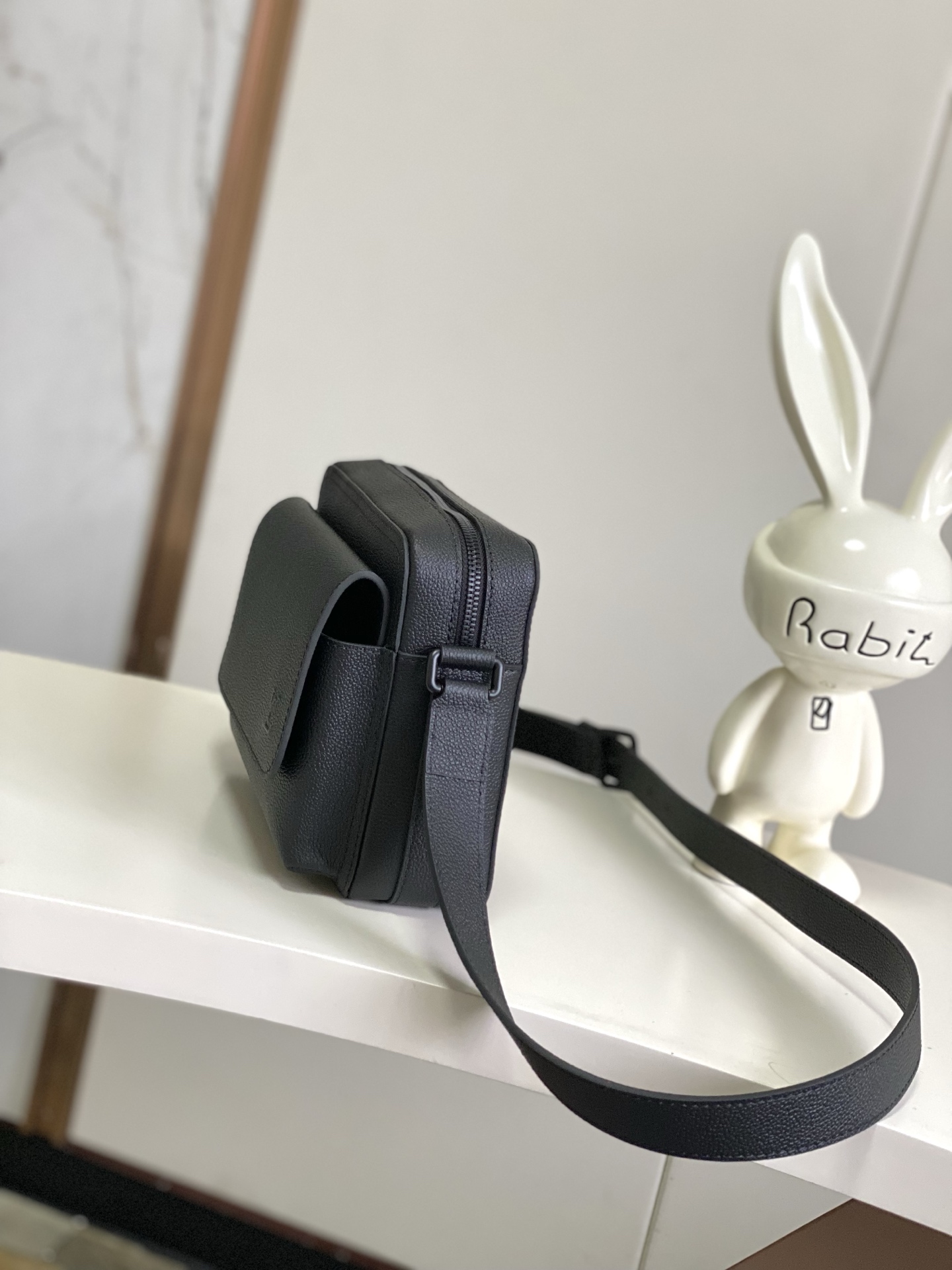 p600。【BOARDING 邮差包】 m15265 黑色/商务

Boarding 邮差包取材轻质耐磨的蜡面牛皮革，为精巧构型搭配内外贴袋，便于妥善存放 8.3 寸平板电脑。可调节皮革肩带升级舒适体验。

尺寸：18 x 9 x 24 厘米 
(高 x 宽 x 长度)