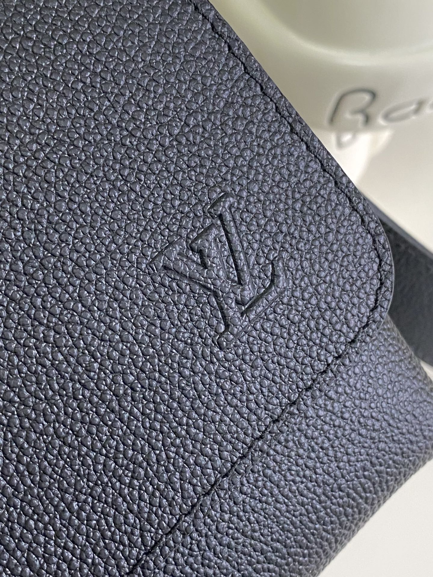 p600。【BOARDING 邮差包】 m15265 黑色/商务

Boarding 邮差包取材轻质耐磨的蜡面牛皮革，为精巧构型搭配内外贴袋，便于妥善存放 8.3 寸平板电脑。可调节皮革肩带升级舒适体验。

尺寸：18 x 9 x 24 厘米 
(高 x 宽 x 长度)