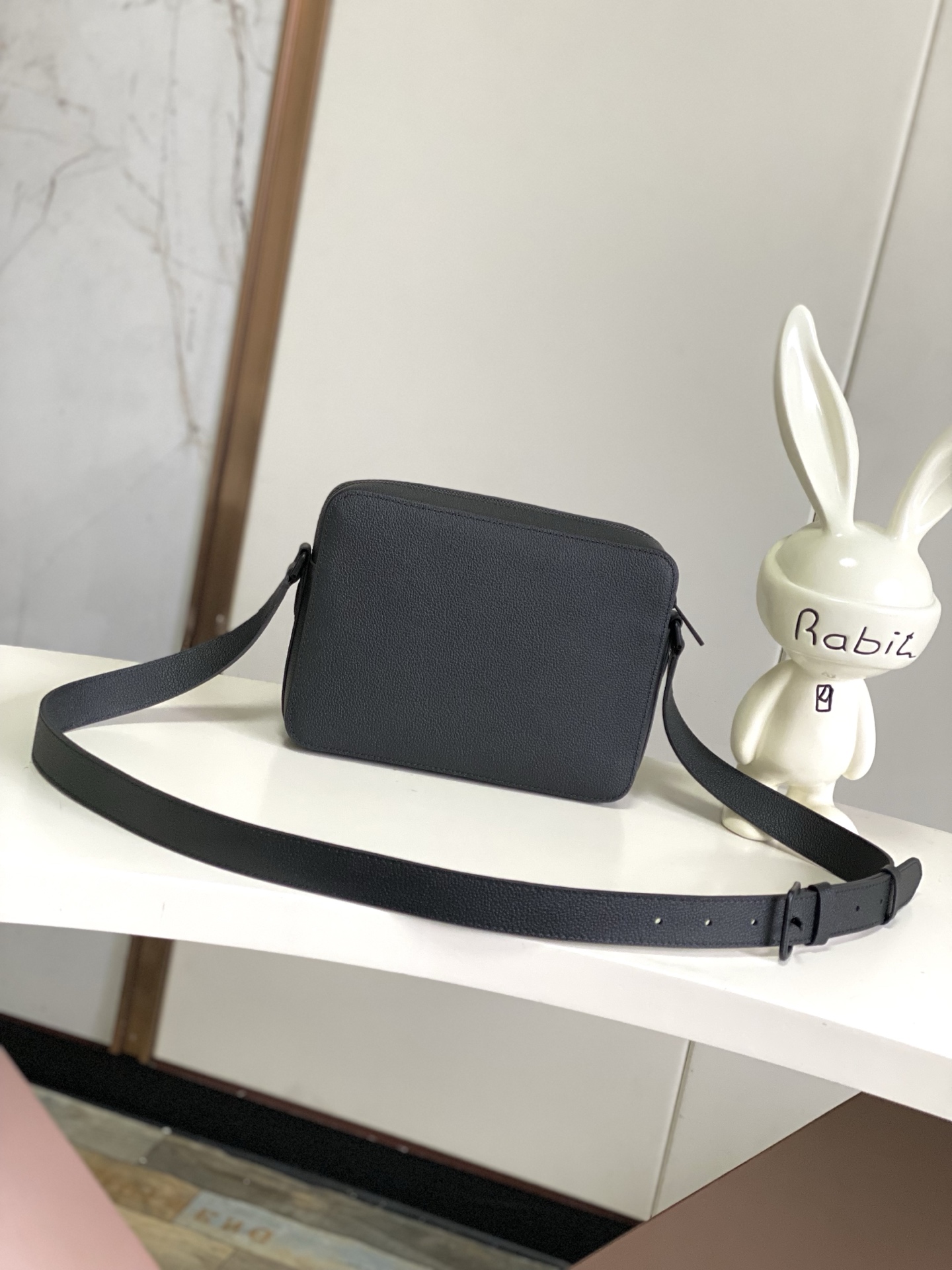 p600。【BOARDING 邮差包】 m15265 黑色/商务

Boarding 邮差包取材轻质耐磨的蜡面牛皮革，为精巧构型搭配内外贴袋，便于妥善存放 8.3 寸平板电脑。可调节皮革肩带升级舒适体验。

尺寸：18 x 9 x 24 厘米 
(高 x 宽 x 长度)