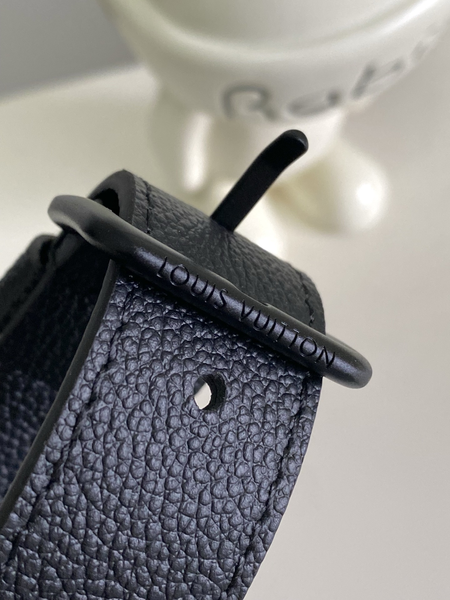 p600。【BOARDING 邮差包】 m15265 黑色/商务

Boarding 邮差包取材轻质耐磨的蜡面牛皮革，为精巧构型搭配内外贴袋，便于妥善存放 8.3 寸平板电脑。可调节皮革肩带升级舒适体验。

尺寸：18 x 9 x 24 厘米 
(高 x 宽 x 长度)