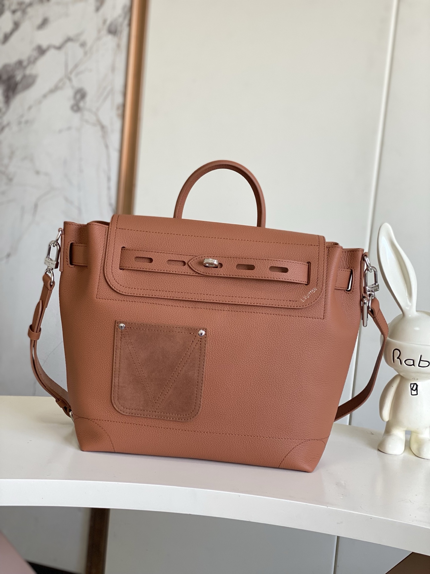 P880【海原外‬单 独实家‬拍】 本款 𝐒𝐭𝐞𝐚𝐦𝐞𝐫 𝟑𝟎 手袋以 𝐋𝐕 𝐓𝐨𝐮𝐜𝐡 牛皮革焕新演绎风行百年的经典 𝐒𝐭𝐞𝐚𝐦𝐞𝐫 手袋。粒面皮革与绒面皮革分饰两面。绒面皮革前袋含蓄点缀 𝐕 字缝线，便利 𝐕 形钩扣融入 𝐌𝐨𝐧𝐨𝐠𝐫𝐚𝐦 花卉。肩带设计提供斜跨与手提选择。
型号： M26758
尺寸：𝟑𝟐 𝐱 𝟑𝟑 𝐱 𝟏𝟒 (厘米) ((长 𝐱 高 𝐱 宽)