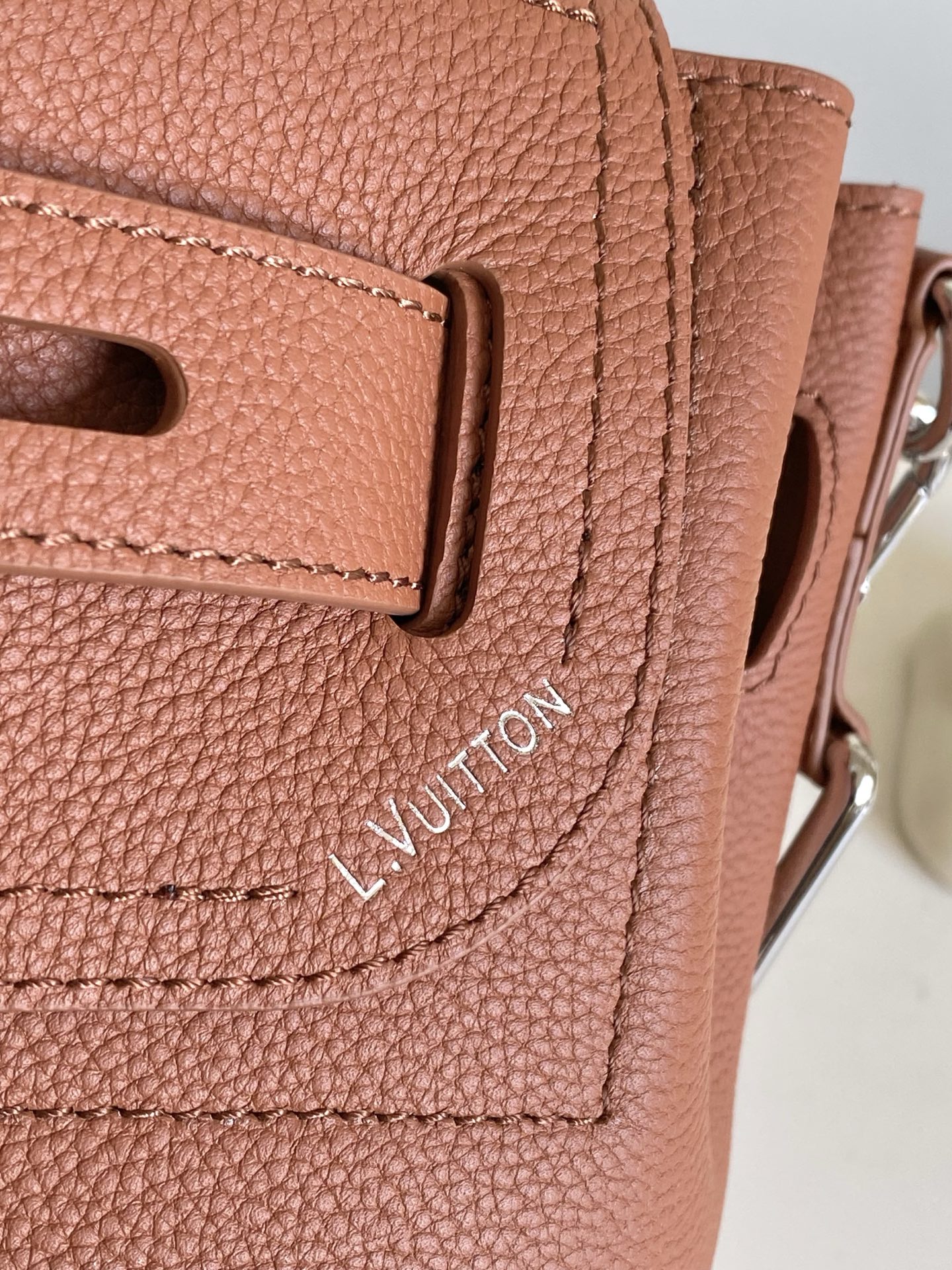 P880【海原外‬单 独实家‬拍】 本款 𝐒𝐭𝐞𝐚𝐦𝐞𝐫 𝟑𝟎 手袋以 𝐋𝐕 𝐓𝐨𝐮𝐜𝐡 牛皮革焕新演绎风行百年的经典 𝐒𝐭𝐞𝐚𝐦𝐞𝐫 手袋。粒面皮革与绒面皮革分饰两面。绒面皮革前袋含蓄点缀 𝐕 字缝线，便利 𝐕 形钩扣融入 𝐌𝐨𝐧𝐨𝐠𝐫𝐚𝐦 花卉。肩带设计提供斜跨与手提选择。
型号： M26758
尺寸：𝟑𝟐 𝐱 𝟑𝟑 𝐱 𝟏𝟒 (厘米) ((长 𝐱 高 𝐱 宽)