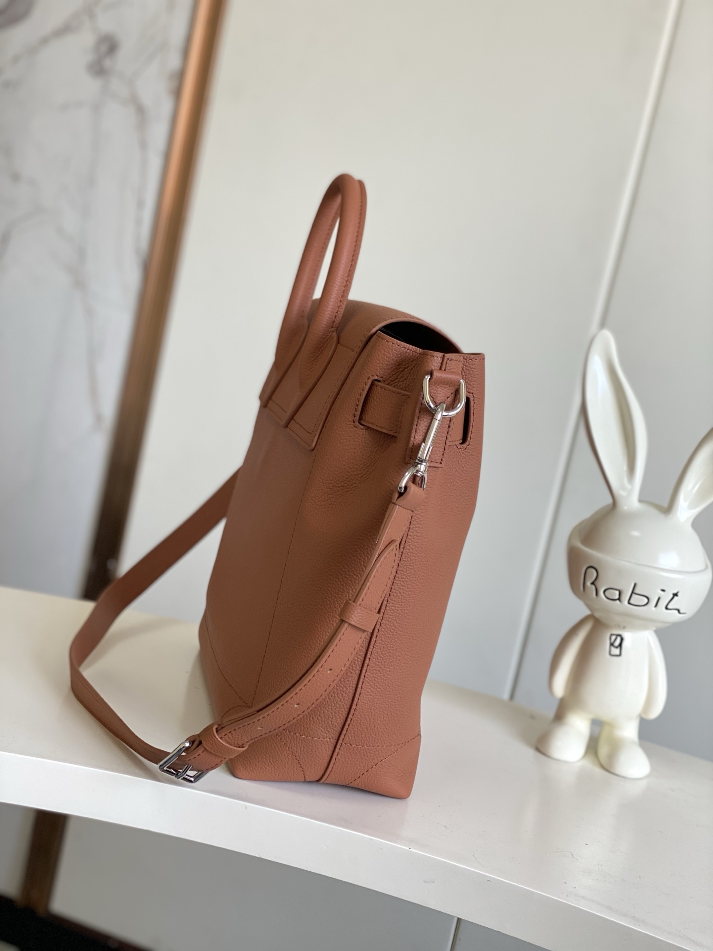 P880【海原外‬单 独实家‬拍】 本款 𝐒𝐭𝐞𝐚𝐦𝐞𝐫 𝟑𝟎 手袋以 𝐋𝐕 𝐓𝐨𝐮𝐜𝐡 牛皮革焕新演绎风行百年的经典 𝐒𝐭𝐞𝐚𝐦𝐞𝐫 手袋。粒面皮革与绒面皮革分饰两面。绒面皮革前袋含蓄点缀 𝐕 字缝线，便利 𝐕 形钩扣融入 𝐌𝐨𝐧𝐨𝐠𝐫𝐚𝐦 花卉。肩带设计提供斜跨与手提选择。
型号： M26758
尺寸：𝟑𝟐 𝐱 𝟑𝟑 𝐱 𝟏𝟒 (厘米) ((长 𝐱 高 𝐱 宽)