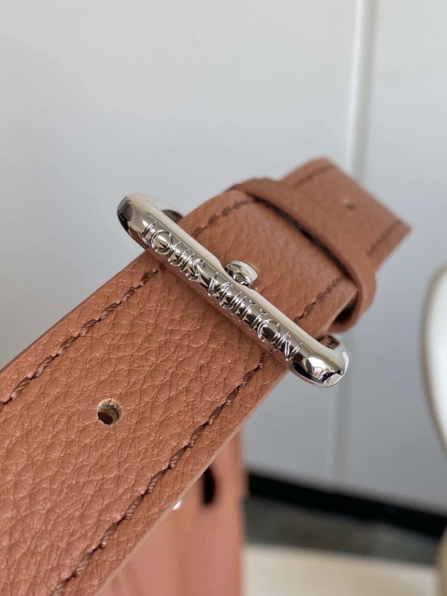 P880【海原外‬单 独实家‬拍】 本款 𝐒𝐭𝐞𝐚𝐦𝐞𝐫 𝟑𝟎 手袋以 𝐋𝐕 𝐓𝐨𝐮𝐜𝐡 牛皮革焕新演绎风行百年的经典 𝐒𝐭𝐞𝐚𝐦𝐞𝐫 手袋。粒面皮革与绒面皮革分饰两面。绒面皮革前袋含蓄点缀 𝐕 字缝线，便利 𝐕 形钩扣融入 𝐌𝐨𝐧𝐨𝐠𝐫𝐚𝐦 花卉。肩带设计提供斜跨与手提选择。
型号： M26758
尺寸：𝟑𝟐 𝐱 𝟑𝟑 𝐱 𝟏𝟒 (厘米) ((长 𝐱 高 𝐱 宽)