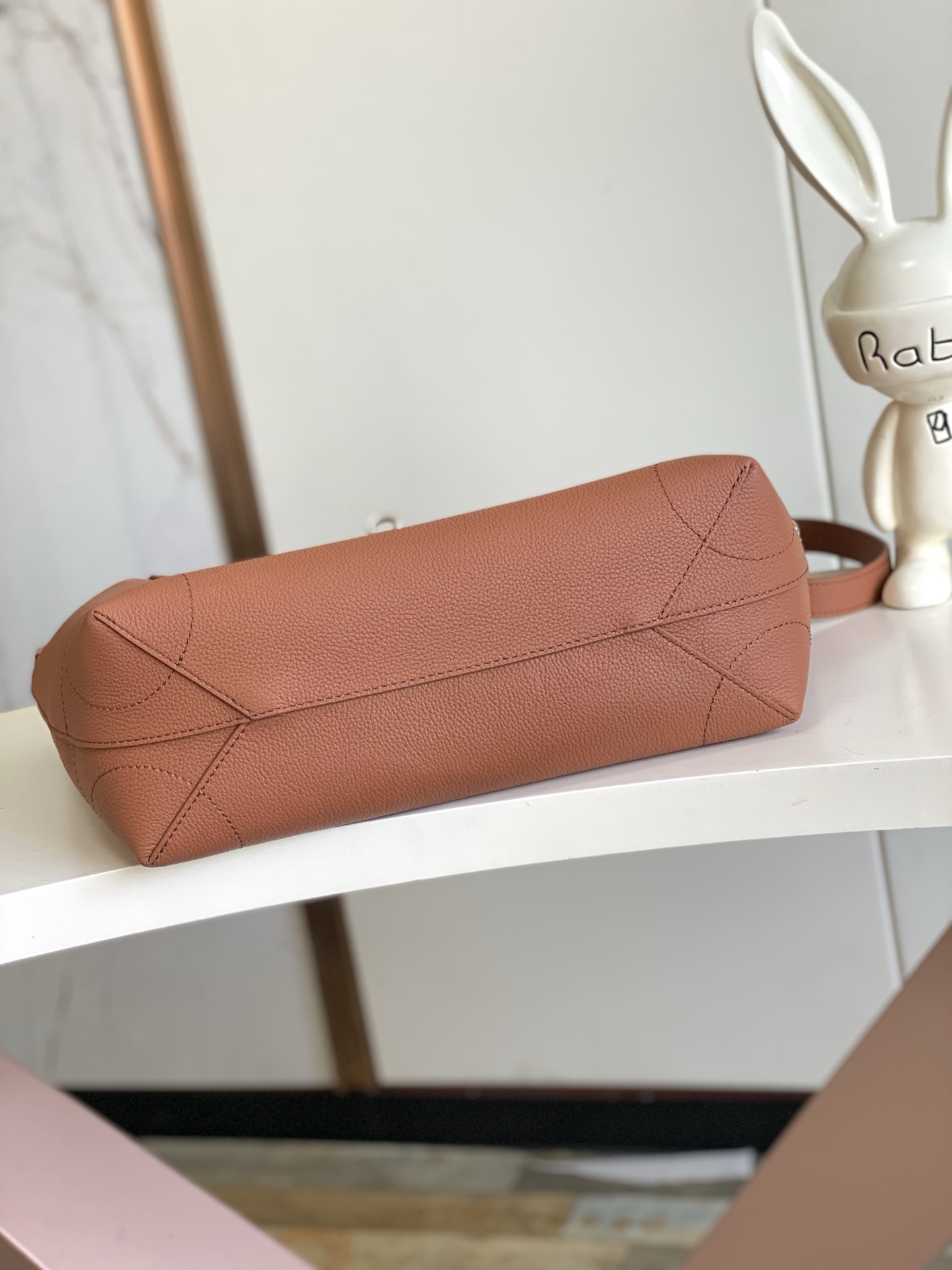 P880【海原外‬单 独实家‬拍】 本款 𝐒𝐭𝐞𝐚𝐦𝐞𝐫 𝟑𝟎 手袋以 𝐋𝐕 𝐓𝐨𝐮𝐜𝐡 牛皮革焕新演绎风行百年的经典 𝐒𝐭𝐞𝐚𝐦𝐞𝐫 手袋。粒面皮革与绒面皮革分饰两面。绒面皮革前袋含蓄点缀 𝐕 字缝线，便利 𝐕 形钩扣融入 𝐌𝐨𝐧𝐨𝐠𝐫𝐚𝐦 花卉。肩带设计提供斜跨与手提选择。
型号： M26758
尺寸：𝟑𝟐 𝐱 𝟑𝟑 𝐱 𝟏𝟒 (厘米) ((长 𝐱 高 𝐱 宽)