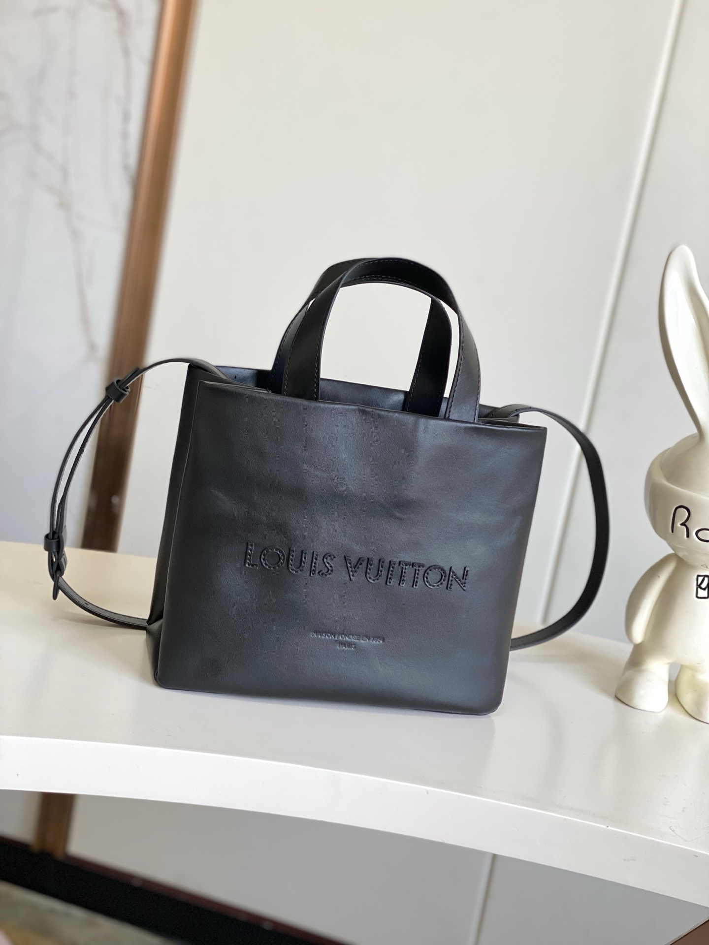 P700【海原外‬单 独实家‬拍】 动态163 M27017PHARREL and NIGO collection's联名系列
顶级原单 本款 Shopper 中号手袋自路易威登购物袋汲取灵感，于柔软牛皮革抒写 Louis Vuitton 和 Maison Fondée En 1854 字样，搭配顶部手柄和可拆卸肩带。
25x19x11
	•	牛皮革
	•	牛皮革饰边
	•	织物内衬
	•	金属件
	•	Musketon 开合
	•	主隔层
	•	拉链袋
	•	双贴袋
	•	手柄：双手柄