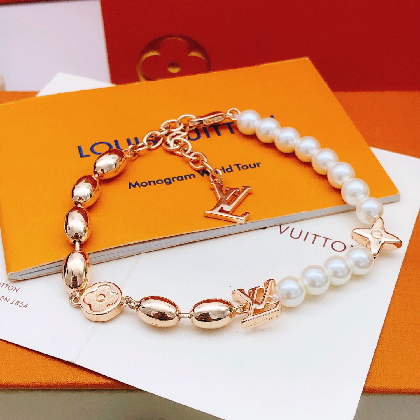 ❤️105包邮/原单代购级别
编号LSL0182
 【Lv*最新款🆕🆕玫瑰金色珍珠手链】一致ZP黄铜材质