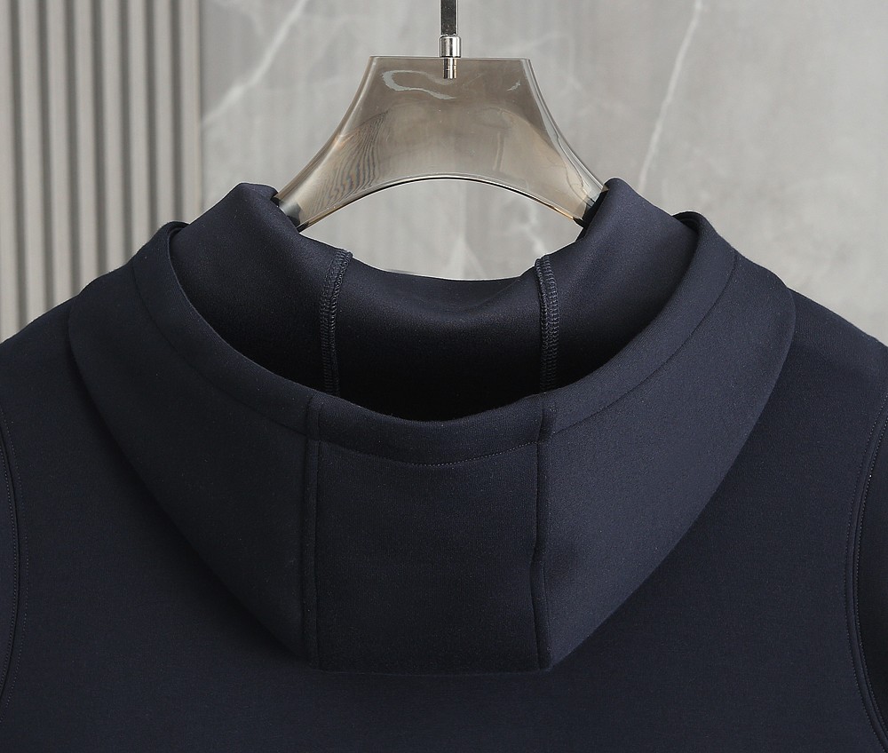 P家经典款2025年秋冬马甲款，精选独家定制400g高端面料 做工精细 上身版型好 颜色:黑色 宝蓝码数