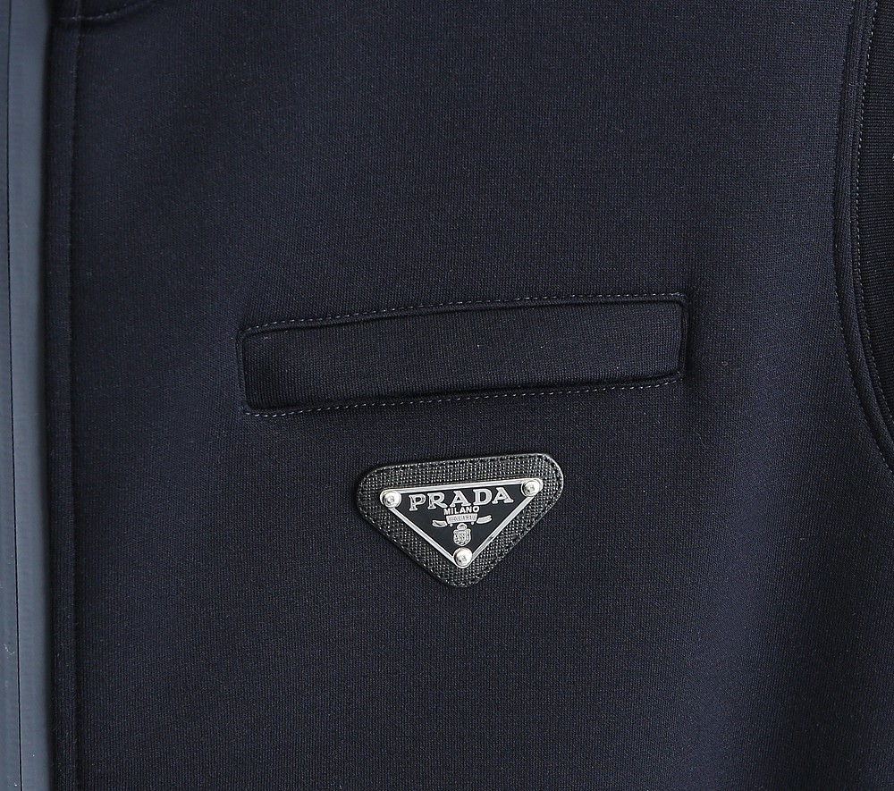 P家经典款2025年秋冬马甲款，精选独家定制400g高端面料 做工精细 上身版型好 颜色:黑色 宝蓝码数