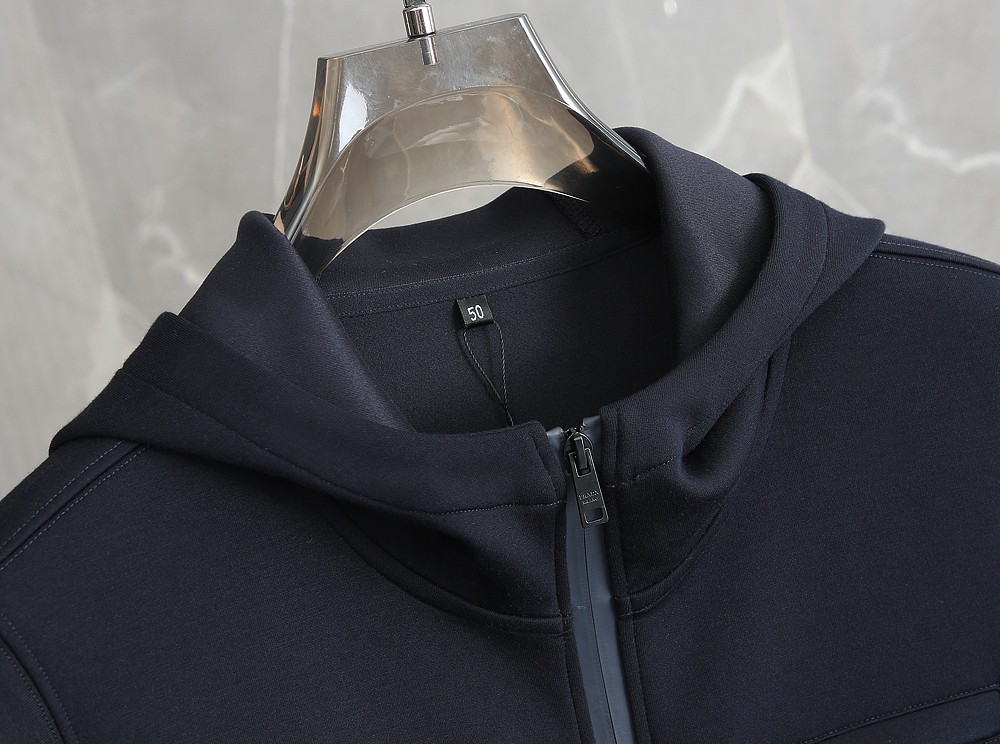 P家经典款2025年秋冬马甲款，精选独家定制400g高端面料 做工精细 上身版型好 颜色:黑色 宝蓝码数