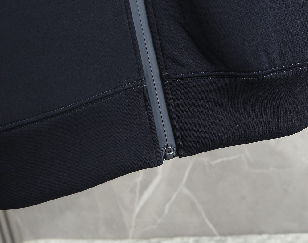 P家经典款2025年秋冬马甲款，精选独家定制400g高端面料 做工精细 上身版型好 颜色:黑色 宝蓝码数