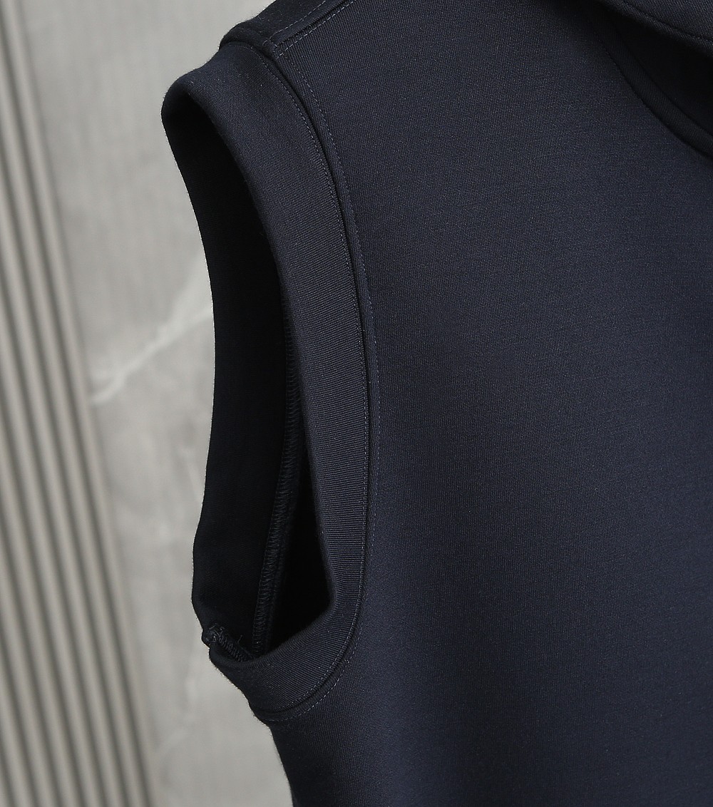 P家经典款2025年秋冬马甲款，精选独家定制400g高端面料 做工精细 上身版型好 颜色:黑色 宝蓝码数