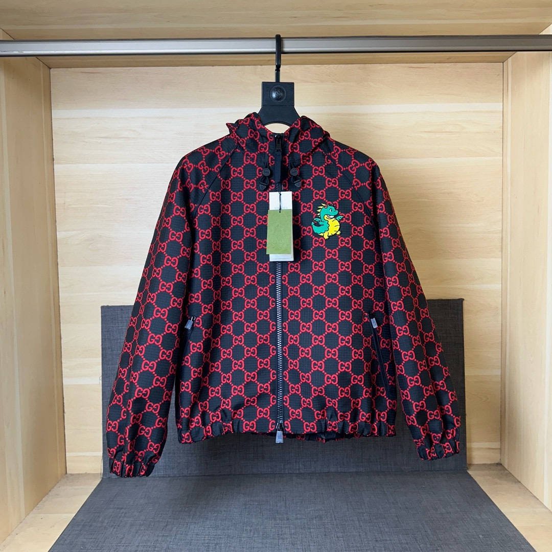 NO:150881,Gucc* Spring and summer new style, double G presbyop jacket, overall upper body is simple and atmospheric, counterparting and cutting, cover, texture and weight reduction, original hardware design, same style, craftsmanship and matching cutting, code number 46 48 50 52,,gucci,jackets & coats,alexander wang19860909Gucc* 春夏新款 双G老花冲锋衣外套 整体上身简约大气 对位裁剪 套里 质感重量还原 原五金设计 男女同款 工艺对位裁剪 码数46 48 50 52,,gucci,jackets & coats,alexander wang,Men's clothing