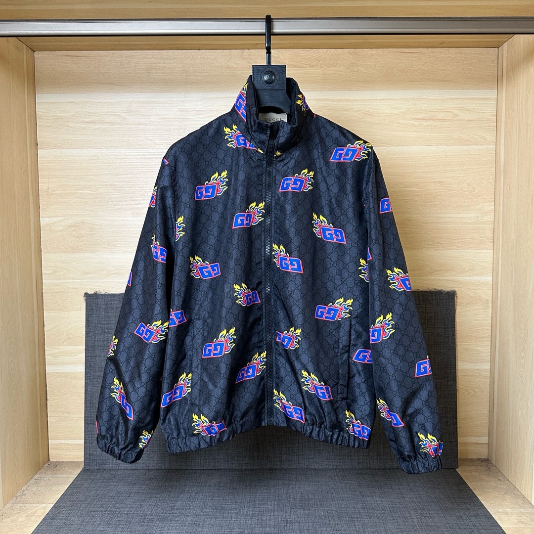 NO:150818,Gucc* New early spring style, Dragon Year limited classic double G old-fashioned splicing jacket, hidden hat design, overall upper body simple and atmospheric, counter-cutting, texture and weight reduction, original hardware design, same style for men and women, craftsmanship and counter-cutting, code number 46 48 50 52,,gucci,jackets & coats,hats,alexander wang19860909Gucc* 早春新款 龙年限定经典双G老花拼接外套 隐藏帽子设计 整体上身简约大气 对位裁剪 质感重量还原 原五金设计 男女同款 工艺对位裁剪 码数46 48 50 52,,gucci,jackets & coats,hats,alexander wang,Men's clothing