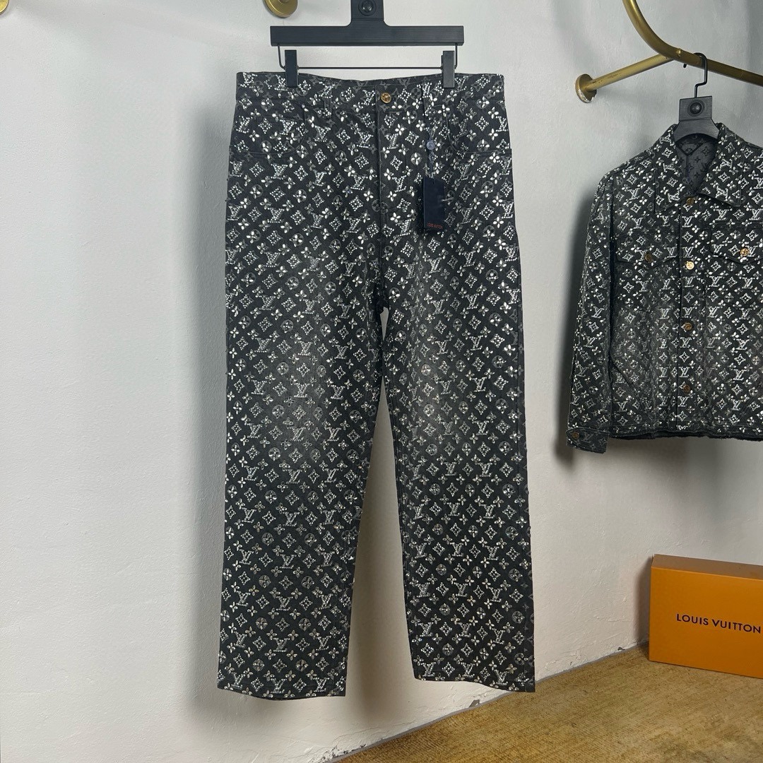 NO:150847,Lois Vitn/Louis autumn and winter new style, presbyopia hot diamond jeans, fried chicken heavy hardware original molding, details processing fabric top body is super stylish and comfortable, same style for men and women, craft presbyopia hot diamond size 28 30 32 34,,louis vuitton,jeans,alexander wang19860909Lois Vitn/路易秋冬新款 老花烫钻牛仔裤 炒鸡重五金原版开模 细节处理面料上身超级有型舒适 男女同款 工艺老花烫钻 尺码28 30 32 34,,louis vuitton,jeans,alexander wang,Men's clothing