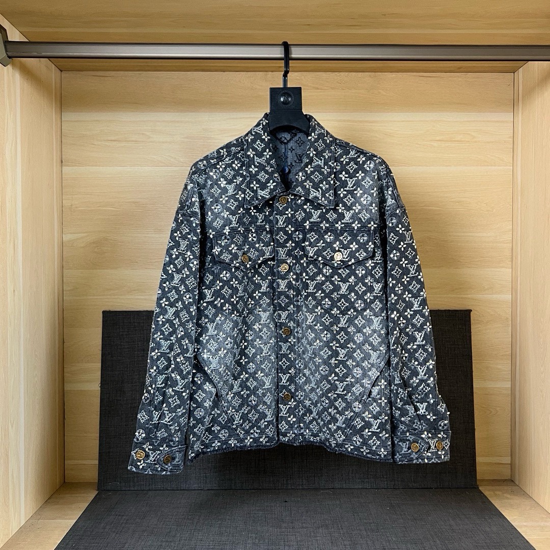 NO:150856,Lois Vitn/Louis autumn and winter new style, presbyopia hot diamond denim jacket fried chicken heavy hardware original molding, details processing fabric top body is super stylish and comfortable, same style for men and women, craft presbyopia hot diamond size 28 30 32 34,,louis vuitton,jackets & coats,alexander wang19860909Lois Vitn/路易秋冬新款 老花烫钻牛仔外套炒鸡重五金原版开模 细节处理面料上身超级有型舒适 男女同款 工艺老花烫钻 尺码28 30 32 34,,louis vuitton,jackets & coats,alexander wang,Men's clothing