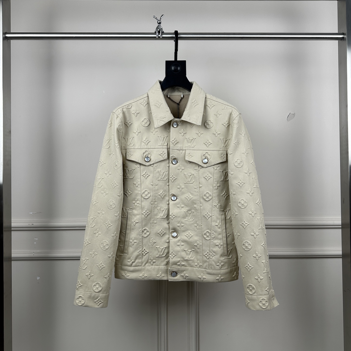 NO:150865,Lois Vitn/Louis 2025 early spring new old-fashioned embossed denim jacket The overall process is complex and takes a long time. Inner sleeve Positioning and cutting Original hardware mold opening, same style for men and women, craftsmanship full embossing Size 46 48 50 52,,louis vuitton,jackets & coats,alexander wang19860909Lois Vitn/路易 2025早春新款老花满幅压花牛仔外套 整体工艺复杂 耗时较长 内套里 定位裁剪 原五金开模 男女同款 工艺满印压花 尺码46 48 50 52,,louis vuitton,jackets & coats,alexander wang,Men's clothing