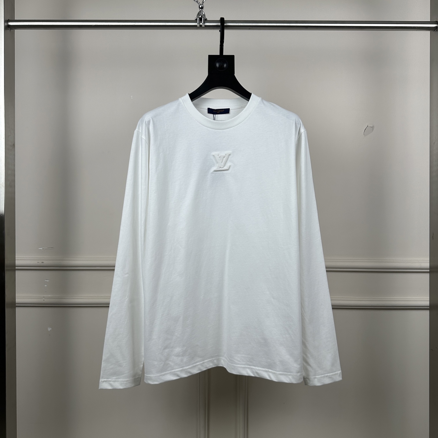 NO:156327,Lois Vitn/Louis 2025 early spring new chest letter embossed long sleeve base original thread fixed weaving development using high elastic pure cotton fabric upper body soft and skin-friendly. The same style for men and women, craft chest embossing Size XS S M L,,louis vuitton,alexander wang19860909上错价 Lois Vitn/路易 2025早春新款胸前字母压花长袖打底 原版螺纹定织开发 采用高弹纯棉面料上身柔软亲肤 男女同款 工艺胸前压花 尺码XS S M L,,louis vuitton,alexander wang,Men's clothing