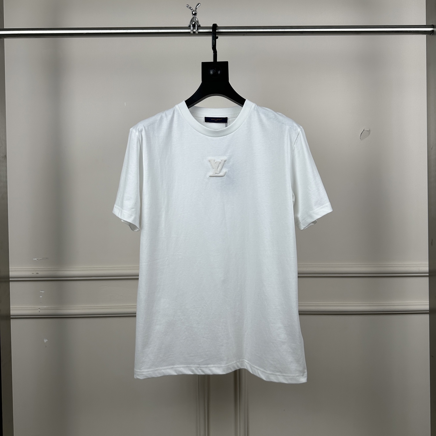 NO:156325,Lois Vitn/Louis 2025 early spring new chest letter embossed short sleeve base original thread fixed weaving development using high elastic pure cotton fabric upper body soft and skin-friendly. The same style for men and women, craft chest embossing Size XS S M L,,louis vuitton,T-shirt,alexander wang19860909上错价 Lois Vitn/路易 2025早春新款胸前字母压花短袖打底 原版螺纹定织开发 采用高弹纯棉面料上身柔软亲肤 男女同款 工艺胸前压花 尺码XS S M L,,louis vuitton,T-shirt,alexander wang,Men's clothing