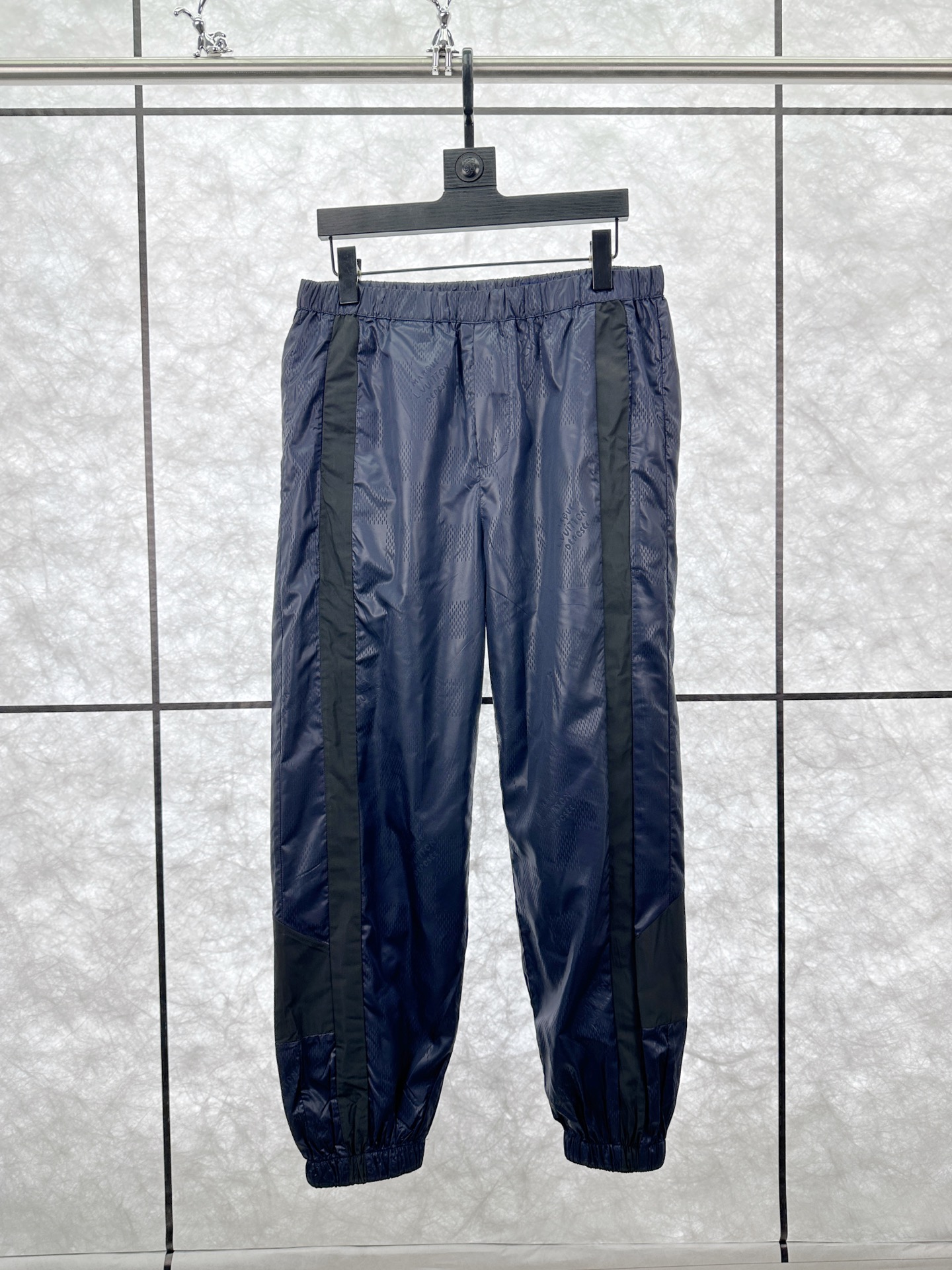 NO:150844,Lois Vitn/Louis 2025 early spring new style denim embossed casual sports set splicing craft hardware original mold opening details processing fabric upper body super stylish and comfortable same style men and women Craft splicing fabric Size 46 48 50 52,,louis vuitton,alexander wang19860909Lois Vitn/路易2025早春新款 丹宁压纹休闲运动套装 拼接工艺 五金原版开模 细节处理面料上身超级有型舒适 男女同款 工艺拼接面料 尺码46 48 50 52,,louis vuitton,alexander wang,Men's clothing