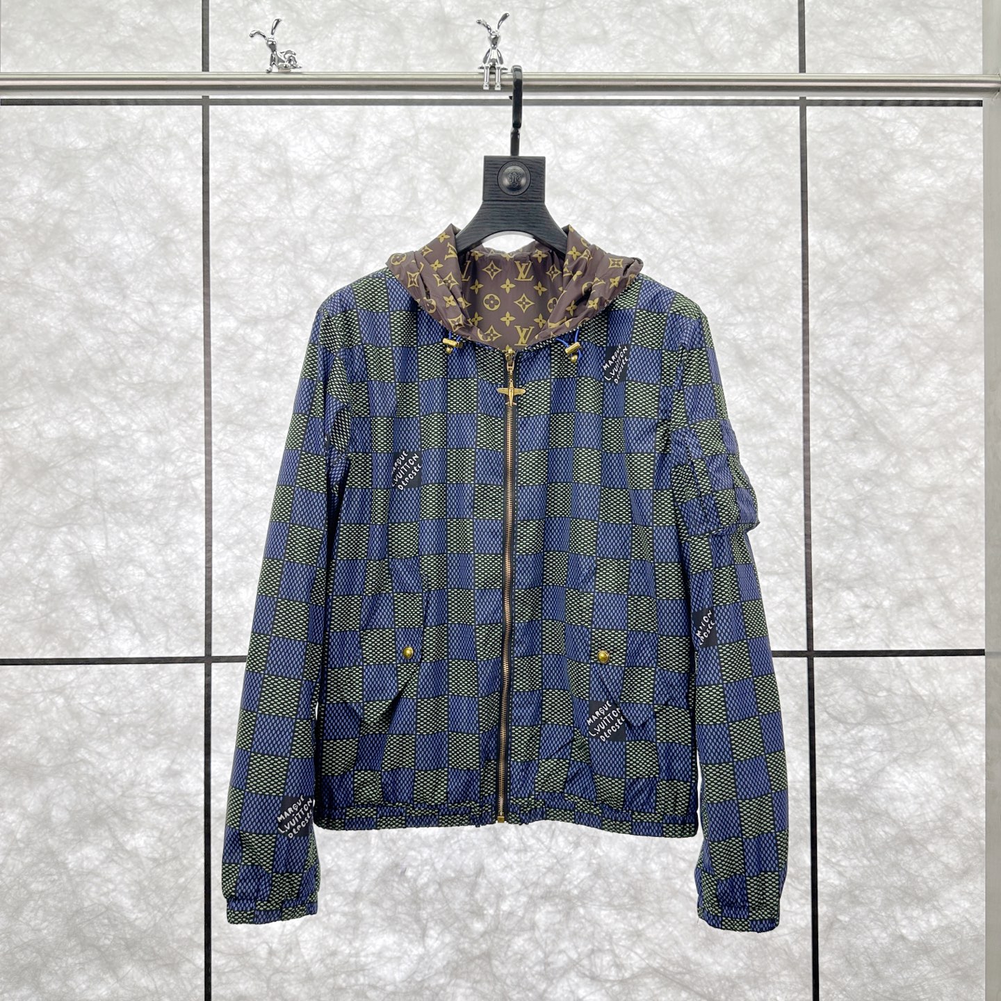 NO:150873,Lois Vitn/Louis 2025 early spring new style, checkerboard double-sided jacket, paired cut nylon fabric, hardware original mold opening, details processing fabric, top body is super stylish and comfortable, same style, craftsmanship double-sided wear, size 46 48 50 52,,louis vuitton,jackets & coats,alexander wang19860909Lois Vitn/路易2025早春新款 棋盘格双面穿冲锋衣外套 对格裁剪尼龙面料 五金原版开模 细节处理面料上身超级有型舒适 男女同款 工艺双面穿 尺码46 48 50 52,,louis vuitton,jackets & coats,alexander wang,Men's clothing