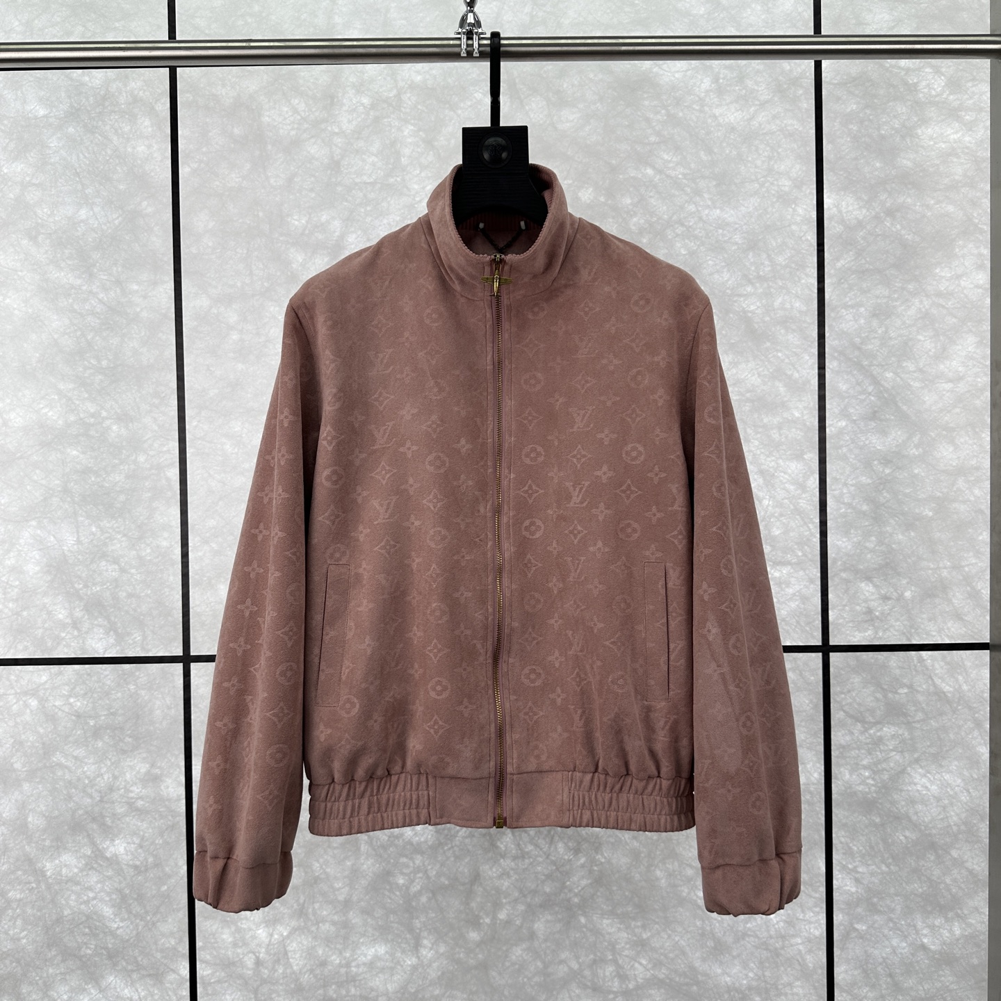 NO:150828,Lois Vitn/Louis 2025 early spring new style suede steel pressed presbyterian casual jacket cover splicing craft hardware original mold opening details processing fabric upper body super stylish and comfortable men and women same style craft steel pressed presbyterian Size 46 48 50 52,,louis vuitton,jackets & coats,chamois leather,alexander wang19860909Lois Vitn/路易2025早春新款 麂皮绒钢压老花休闲外套 套里 拼接工艺 五金原版开模 细节处理面料上身超级有型舒适 男女同款 工艺钢压老花 尺码46 48 50 52,,louis vuitton,jackets & coats,chamois leather,alexander wang,Men's clothing