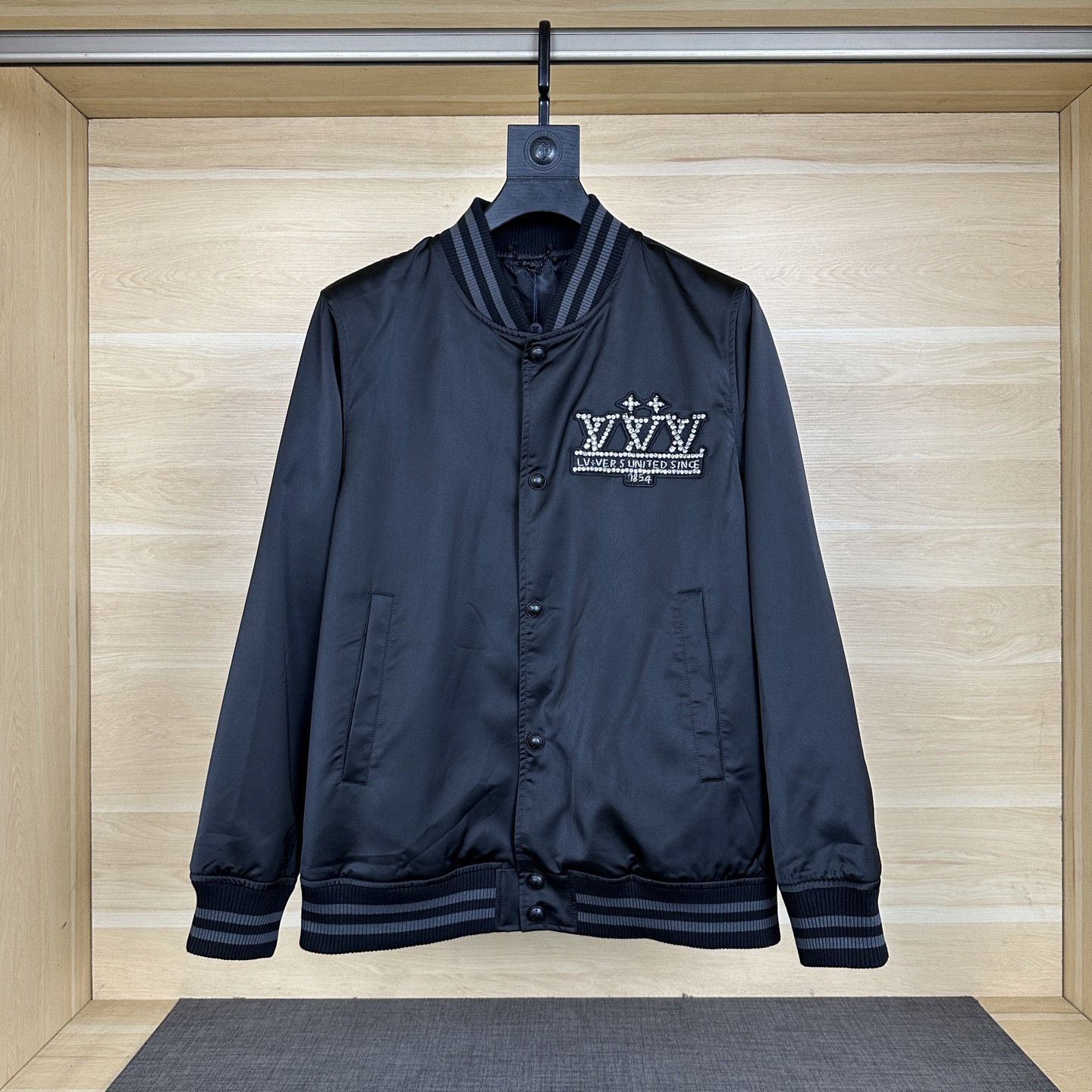 NO:150887,Lois Vitn/Louis 2025 early spring new style, embroidered beaded jacket on the front and back of the chest, fixed threads, jacquard lining, long time, hardware original mold opening, details processing fabric, super stylish and comfortable upper body, same style for men and women, craft embroidered beads Size 46 48 50 52,,louis vuitton,jackets & coats,alexander wang19860909Lois Vitn/路易2025早春新款 胸前后背绣花钉珠外套 定织螺纹 提花里布 耗时较久 五金原版开模 细节处理面料上身超级有型舒适 男女同款 工艺绣花钉珠 尺码46 48 50 52,,louis vuitton,jackets & coats,alexander wang,Men's clothing