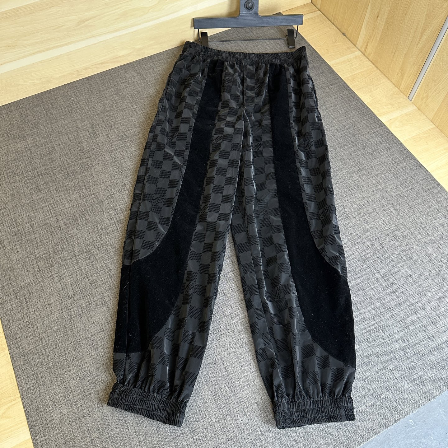 NO:150880,Lois Vitn/Louis 2025 early spring new style spliced ​​flocking casual set adopts classic checkerboard design, time-consuming, hardware original mold opening, details processing fabric top body is super stylish and comfortable, same style for men and women, craft fabric flocking Size 46 48 50 52,,louis vuitton,alexander wang19860909Lois Vitn/路易2025早春新款 拼接植绒休闲套装 采用经典棋盘格设计 耗时较久 五金原版开模 细节处理面料上身超级有型舒适 男女同款 工艺面料植绒 尺码46 48 50 52,,louis vuitton,alexander wang,Men's clothing