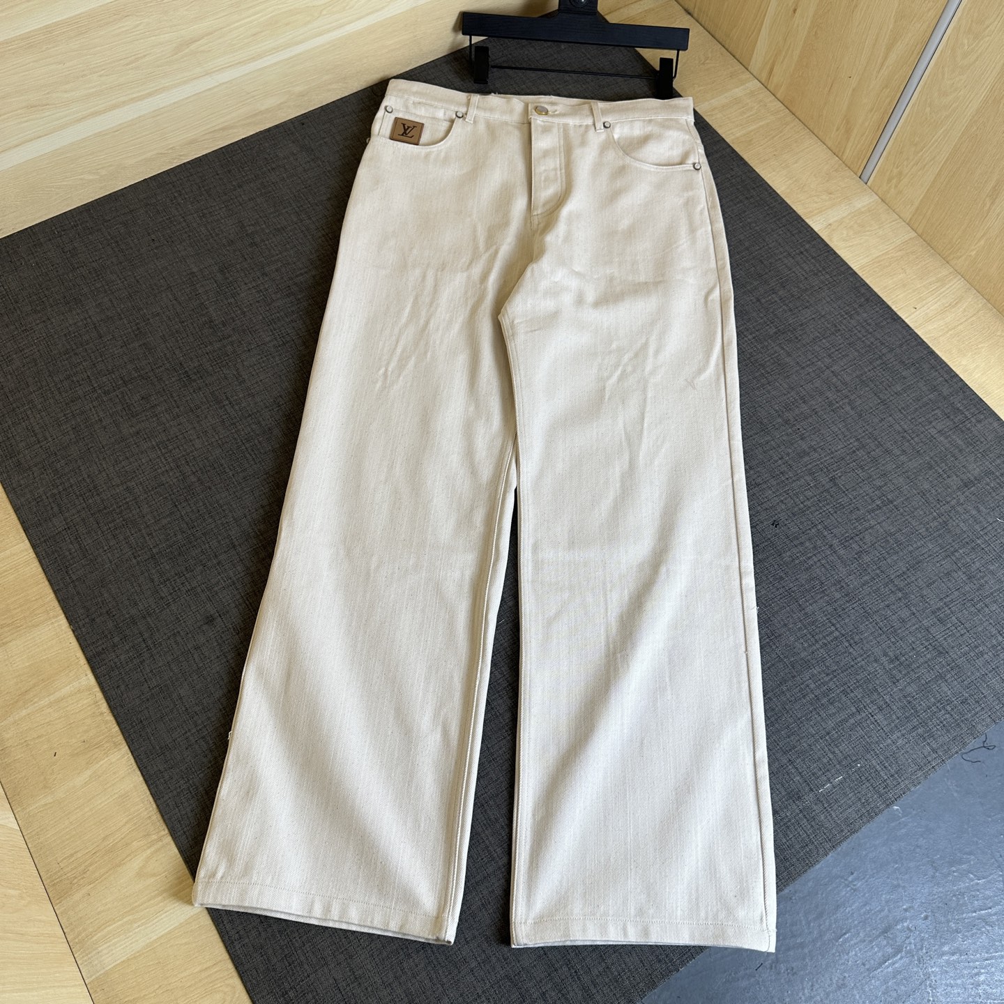 NO:150830,Lois Vitn/Louis 2025 early spring new style casual wide-leg pants set pearl buckle design pure cotton linen fabric comfortable upper body for a long time Hardware original mold opening Detailed fabric super stylish and comfortable upper body for men and women same style Craft pure cotton linen fabric Size 46 48 50 52,,louis vuitton,alexander wang19860909Lois Vitn/路易2025早春新款 休闲阔腿裤套装 珍珠扣设计 纯棉麻点面料 上身舒适耗时较久 五金原版开模 细节处理面料上身超级有型舒适 男女同款 工艺纯棉麻点面料 尺码46 48 50 52,,louis vuitton,alexander wang,Men's clothing
