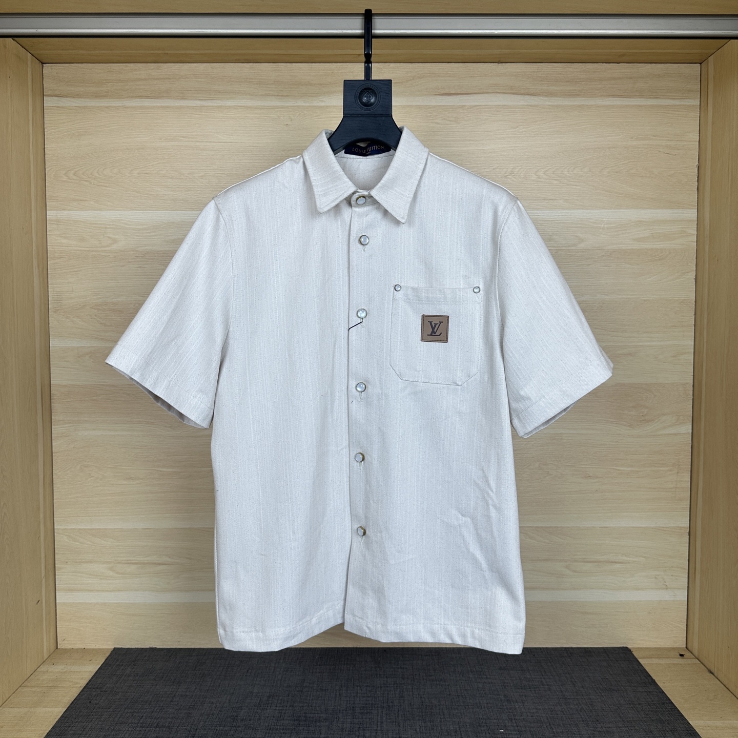 NO:150838,Lois Vitn/Louis 2025 early spring new style casual short-sleeved shirt set pearl button design pure cotton linen fabric comfortable upper body for a long time Hardware original mold opening Detailed fabric super stylish and comfortable upper body for men and women The same style Craft pure cotton linen fabric Size 46 48 50 52,,louis vuitton,shirts,T-shirt,alexander wang19860909Lois Vitn/路易2025早春新款 休闲短袖衬衫套装 珍珠扣设计 纯棉麻点面料 上身舒适耗时较久 五金原版开模 细节处理面料上身超级有型舒适 男女同款 工艺纯棉麻点面料 尺码46 48 50 52,,louis vuitton,shirts,T-shirt,alexander wang,Men's clothing