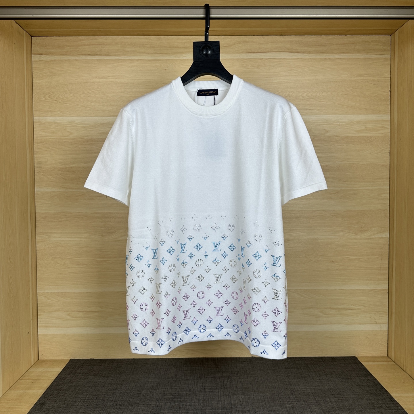 NO:156331,The wrong price Lois Vitn/Louis 2025 early spring new style Gradient ironing presbyopia wool ironing diamond short sleeves Comfortable and time-consuming Hardware original mold opening Detailed fabric upper body is super stylish and comfortable, same style for men and women Craft wool ironing diamond size XS S M L,,louis vuitton,T-shirt,alexander wang19860909上错价 Lois Vitn/路易2025早春新款 渐变烫钻老花毛织烫钻短袖 上身舒适耗时较久 五金原版开模 细节处理面料上身超级有型舒适 男女同款 工艺毛织烫钻 尺码XS S M L,,louis vuitton,T-shirt,alexander wang,Men's clothing