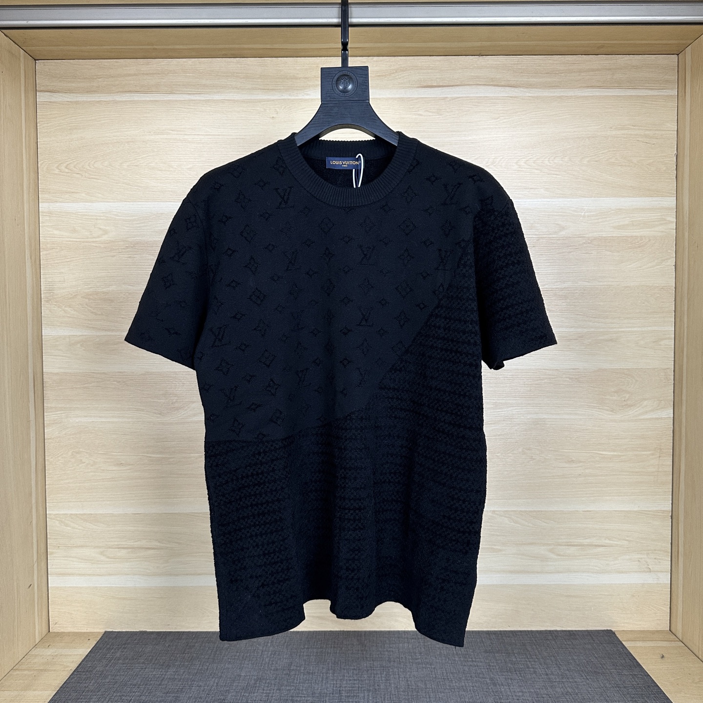 NO:156329,The wrong price Lois Vitn/Louis 2025 early spring new style, spliced ​​presbyterian wool short sleeves, comfortable and time-consuming, hardware original mold opening, details processing fabric, super stylish and comfortable upper body, same style for men and women, craft wool presbyterian Size XS S M L,,louis vuitton, T-shirt,alexander wang19860909上错价 Lois Vitn/路易2025早春新款 拼接老花毛织短袖 上身舒适耗时较久 五金原版开模 细节处理面料上身超级有型舒适 男女同款 工艺毛织老花 尺码XS S M L,,louis vuitton,T-shirt,alexander wang,Men's clothing