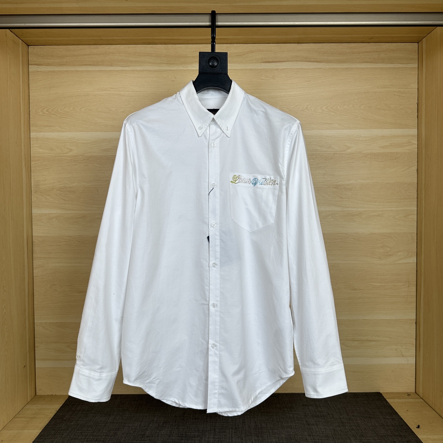 NO:150825,Lois Vitn/Louis 2025 early spring new chest pocket diamond blouse back leather label design fabric upper body comfortable and breathable Resin button lettering Original hardware mold opening style men and women Craft pocket diamond tinting Size 46 48 50 52,,louis vuitton,shirts,alexander wang19860909Lois Vitn/路易 2025早春新款胸前口袋烫钻衬衫后背皮标设计 面料上身舒适透气 树脂扣刻字 原五金开模 男女同款 工艺口袋烫钻 尺码46 48 50 52,,louis vuitton,shirts,alexander wang,Men's clothing