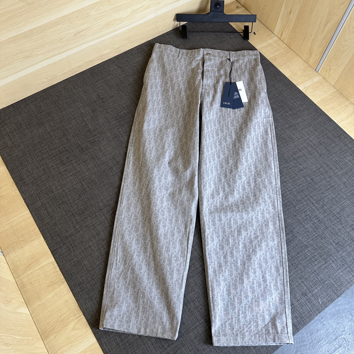 NO:150805,Di* Dior 2025 early spring new style, presbyopia full print casual pants, new color matching, top body, comfortable and breathable fabric, original hardware letters customized, same style for men and women, details processing, specifications, presbyopia full print, code S M L XL,,dior,alexander wang19860909Di*迪奥2025早春新款 老花满印休闲裤 新配色上身好看 面料上身舒适透气 原五金字母定制 男女同款 细节处理  规格老花满印 码数S M L XL,,dior,alexander wang,Men's clothing