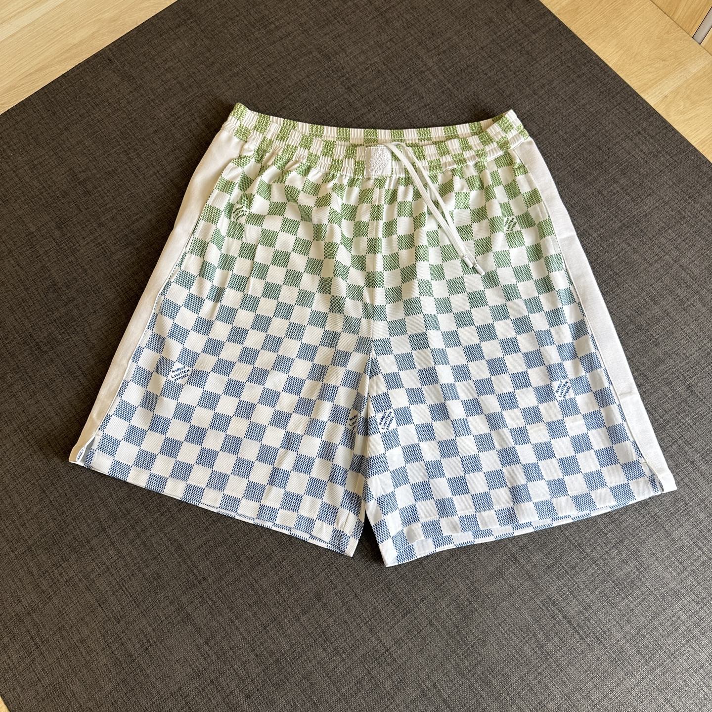 NO:156313,The wrong price Lois Vitn/Louis 2025 early spring and summer presbyterian suit Twill checkerboard shorts Parallel cut Inner sleeve Waist four-sided embroidered logo design Original hardware mold opening style men and women Craft checkerboard alignment Size S M L XL,,louis vuitton, shorts,alexander wang19860909上错价 Lois Vitn/路易 2025早春夏款老花套装 斜纹棋盘格短裤 对位裁剪 内套里 腰头四方绣花标设计 原五金开模 男女同款 工艺棋盘格对位 尺码S M L XL,,louis vuitton,shorts,alexander wang,Men's clothing