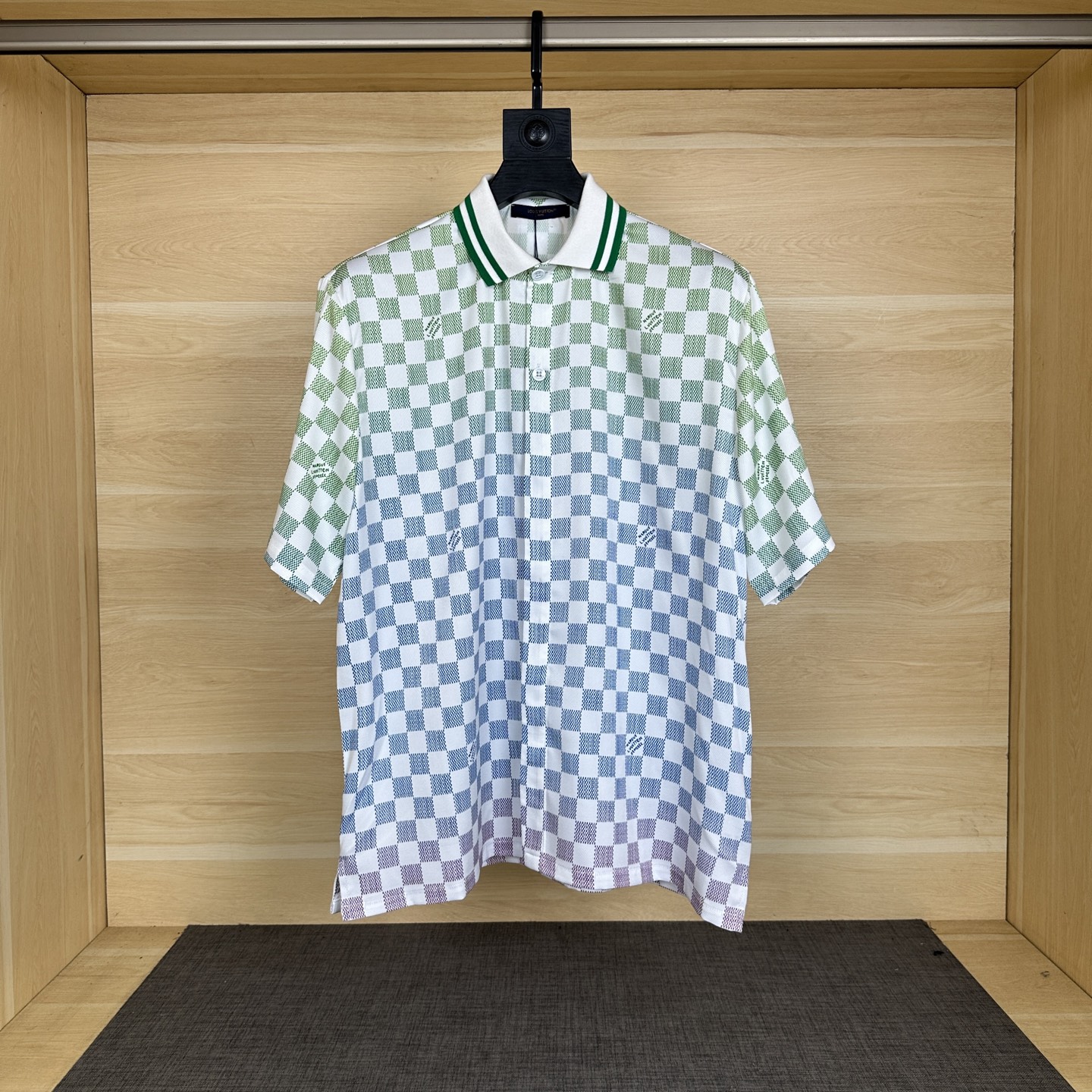 NO:156316,The wrong price Lois Vitn/Louis 2025 early spring and summer old-fashioned suit Twill checkerboard short-sleeved shirt alignment inner sleeve waist square embroidery mark design Original hardware opening model men and women style Craft checkerboard alignment Size S M L XL,,louis vuitton,shirts,T-shirt,alexander wang19860909上错价 Lois Vitn/路易 2025早春夏款老花套装 斜纹棋盘格短袖衬衫对位裁剪 内套里 腰头四方绣花标设计 原五金开模 男女同款 工艺棋盘格对位 尺码S M L XL,,louis vuitton,shirts,T-shirt,alexander wang,Men's clothing