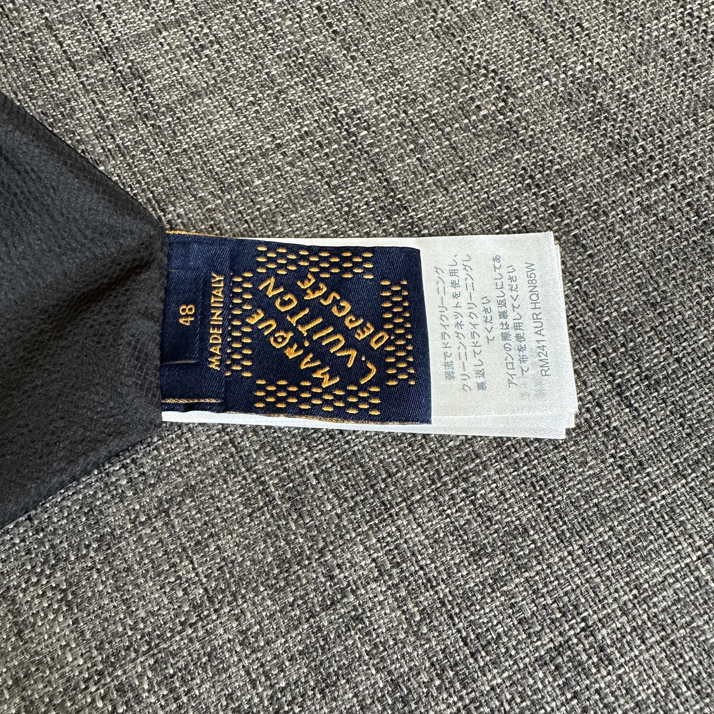 Lois Vitn/路易  2025春夏新款 渐变老花连帽外套 吊钟纯手工点钻 整体工艺复杂 对位裁剪  耗时较长 内套里 定位裁剪 原五金开模 男女同款👀
工艺：渐变对位裁剪
尺码：46 48 50 52