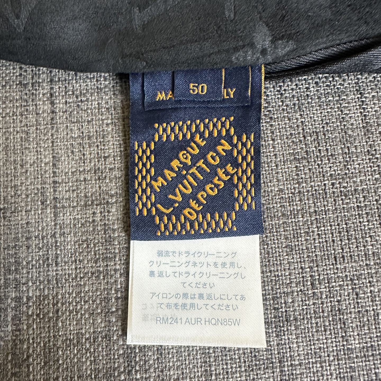 Lois Vitn/路易2025早春新款 麂皮绒钢压老花休闲外套  套里 拼接工艺 五金原版开模  细节处理👀面料上身超级有型舒适  男女同款💏
工艺：钢压老花
尺码：46 48 50 52
