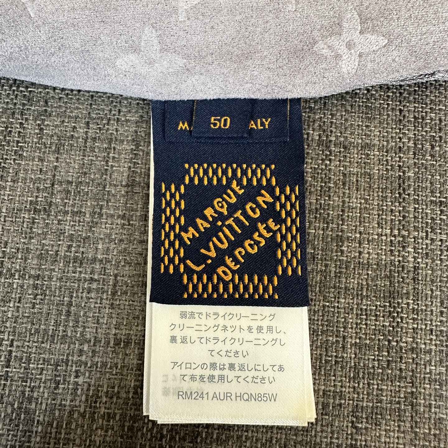 Lois Vitn/路易2025早春新款 麂皮绒钢压老花休闲外套  套里 拼接工艺 五金原版开模  细节处理👀面料上身超级有型舒适  男女同款💏
工艺：钢压老花
尺码：46 48 50 52