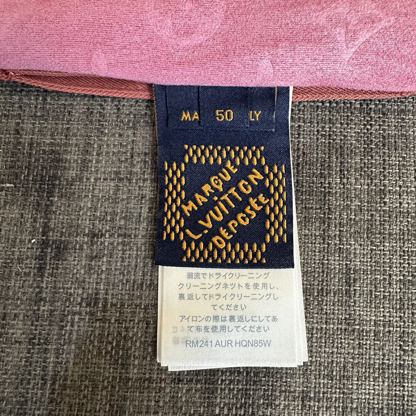 Lois Vitn/路易2025早春新款 麂皮绒钢压老花休闲外套  套里 拼接工艺 五金原版开模  细节处理👀面料上身超级有型舒适  男女同款💏
工艺：钢压老花
尺码：46 48 50 52