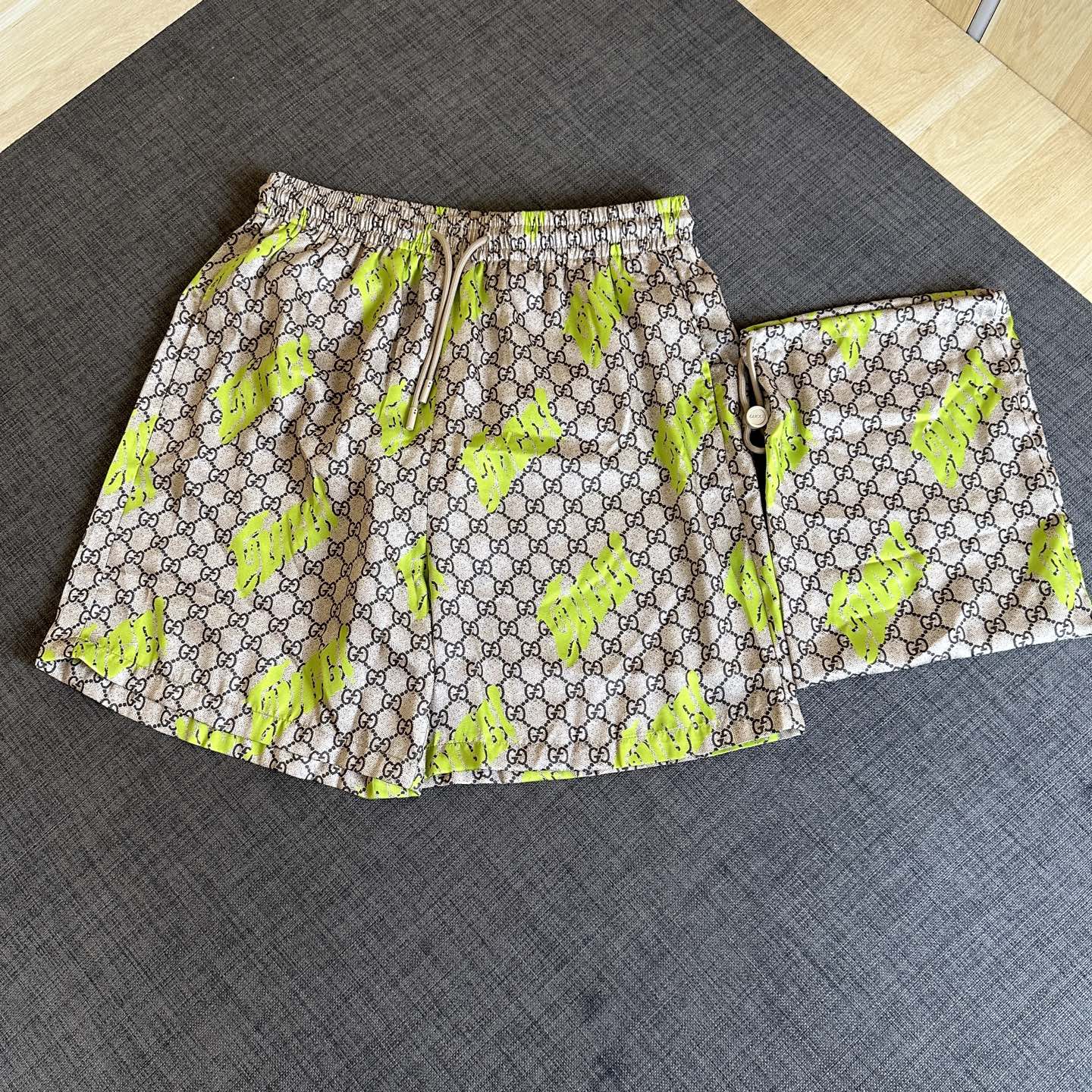 NO:454920,Gucc* 2025 spring and summer new style, old-fashioned double G beach shorts, full-print graffiti letter design, simple and atmospheric upper body, counter-cut, cover, texture and weight reduction, original hardware design, same style for men and women, craftsmanship and counter-cut, code number S M L XL,,gucci, shorts, alexander wang19860909Gucc* 2025春夏新款 老花双G沙滩短裤 满印涂鸦字母设计 上身简约大气 对位裁剪 套里 质感重量还原 原五金设计 男女同款 工艺对位裁剪 码数S M L XL,,gucci,shorts,alexander wang,Men's clothing