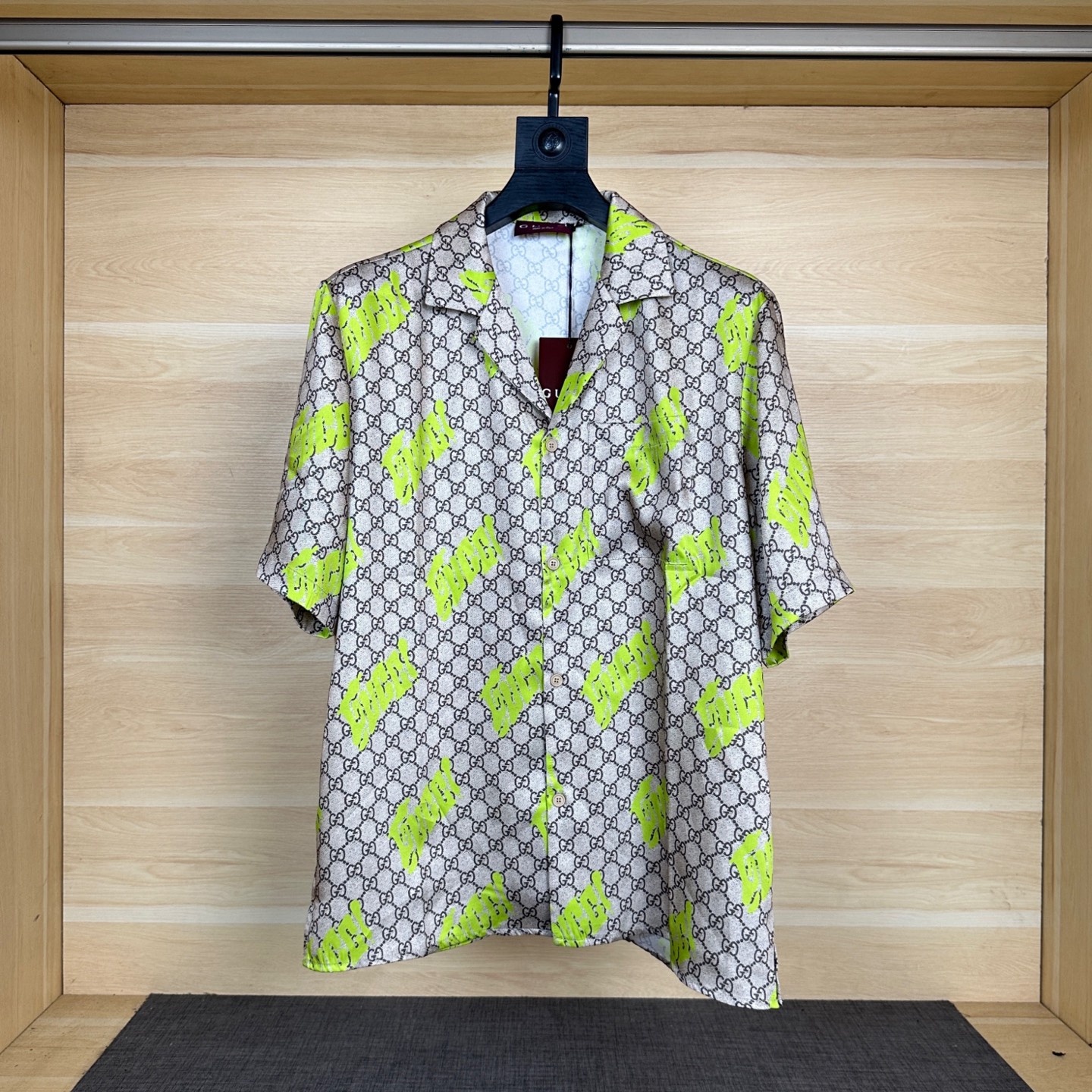 NO:454925,Gucc* 2025 spring and summer new style, old-fashioned double G beach short-sleeved shirt, full-print graffiti letter design, simple and atmospheric upper body, parallel cutting, cover, texture and weight restoration, original hardware design, same style for men and women, craftsmanship and alignment cutting, S M L XL,,gucci,shirts,T-shirt,alexander wang19860909Gucc* 2025春夏新款 老花双G沙滩短袖衬衫 满印涂鸦字母设计 上身简约大气 对位裁剪 套里 质感重量还原 原五金设计 男女同款 工艺对位裁剪 码数S M L XL,,gucci,shirts,T-shirt,alexander wang,Men's clothing