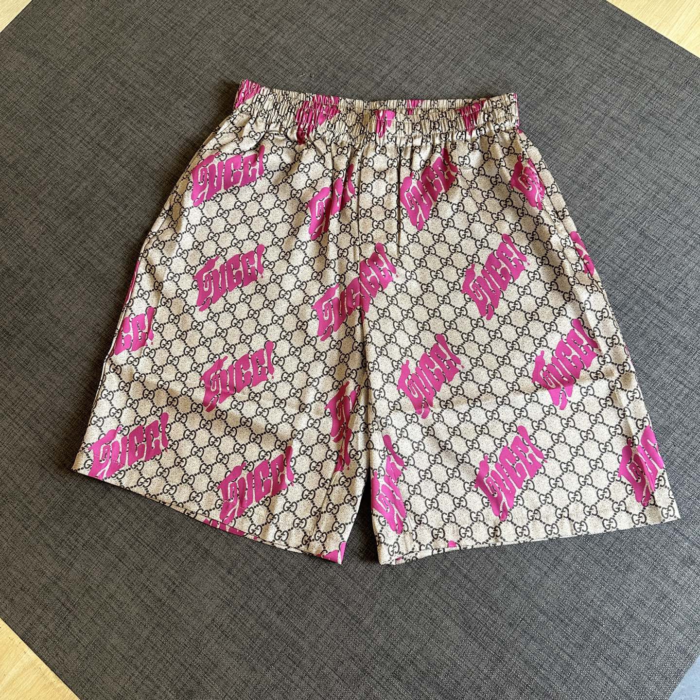 NO:454930,Gucc* 2025 spring and summer new style, old-fashioned double G beach shorts, full-print graffiti letter design, simple and atmospheric upper body, counter-cut, cover, texture and weight reduction, original hardware design, same style for men and women, craftsmanship and counter-cut, code number S M L XL,,gucci, shorts, alexander wang19860909Gucc* 2025春夏新款 老花双G沙滩短裤 满印涂鸦字母设计 上身简约大气 对位裁剪 套里 质感重量还原 原五金设计 男女同款 工艺对位裁剪 码数S M L XL,,gucci,shorts,alexander wang,Men's clothing