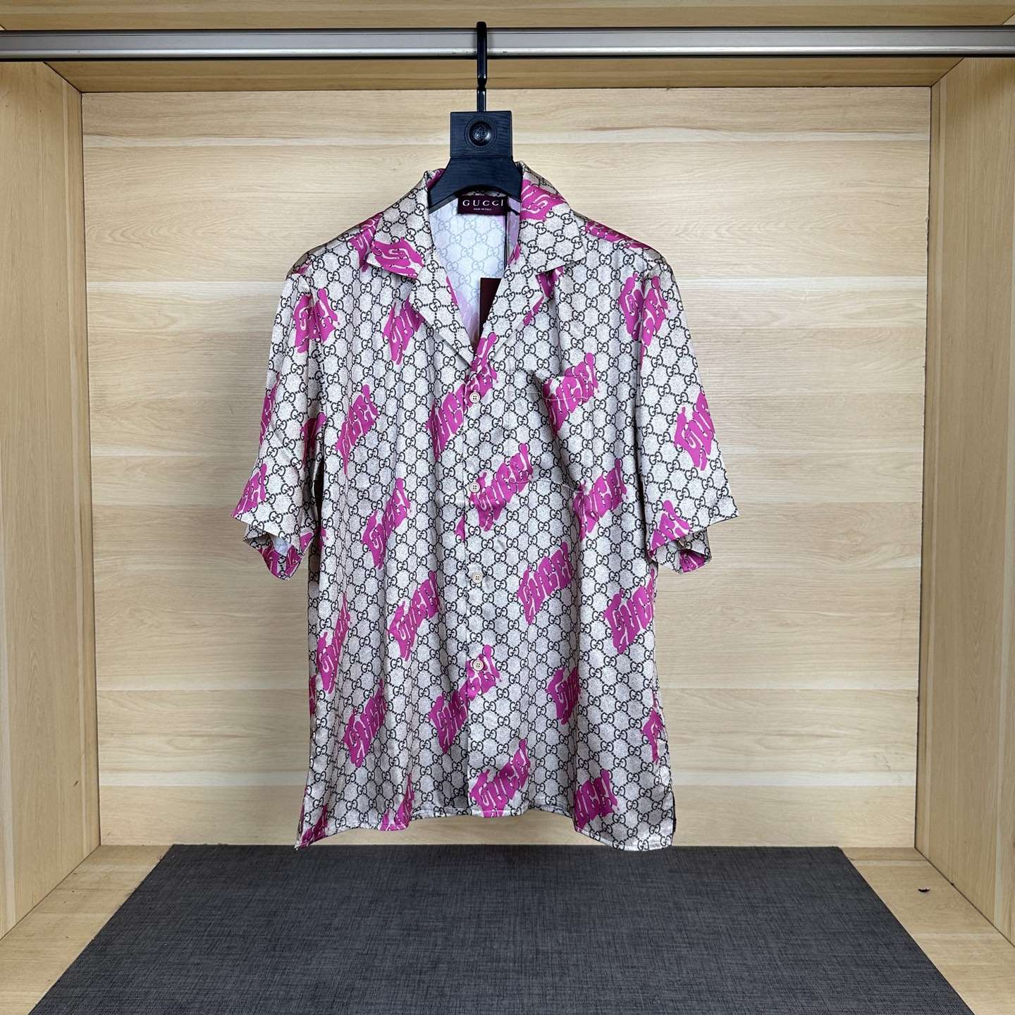 NO:454935,Gucc* 2025 spring and summer new style, old-fashioned double G beach short-sleeved shirt, full-print graffiti letter design, simple and atmospheric upper body, parallel cutting, cover, texture and weight restoration, original hardware design, same style for men and women, craftsmanship and alignment cutting, S M L XL,,gucci,shirts,T-shirt,alexander wang19860909Gucc* 2025春夏新款 老花双G沙滩短袖衬衫 满印涂鸦字母设计 上身简约大气 对位裁剪 套里 质感重量还原 原五金设计 男女同款 工艺对位裁剪 码数S M L XL,,gucci,shirts,T-shirt,alexander wang,Men's clothing